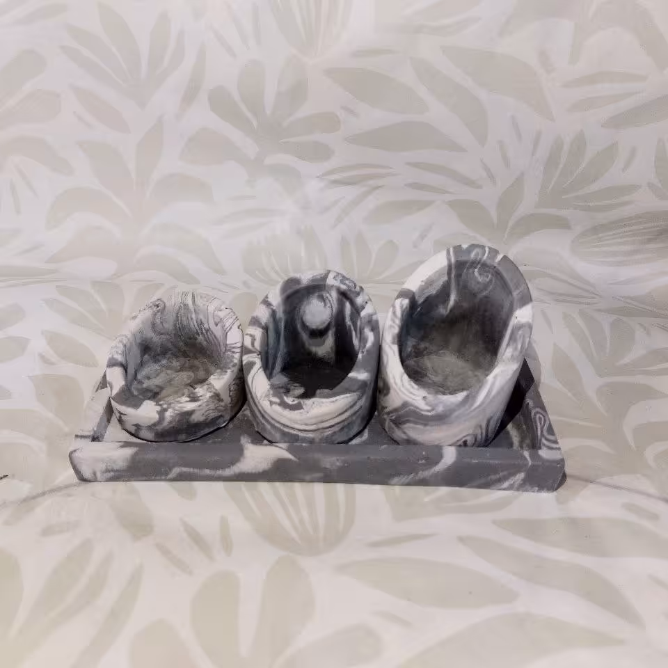 اکسسوری دکوری جاوارمری لب کج سفید طوسی