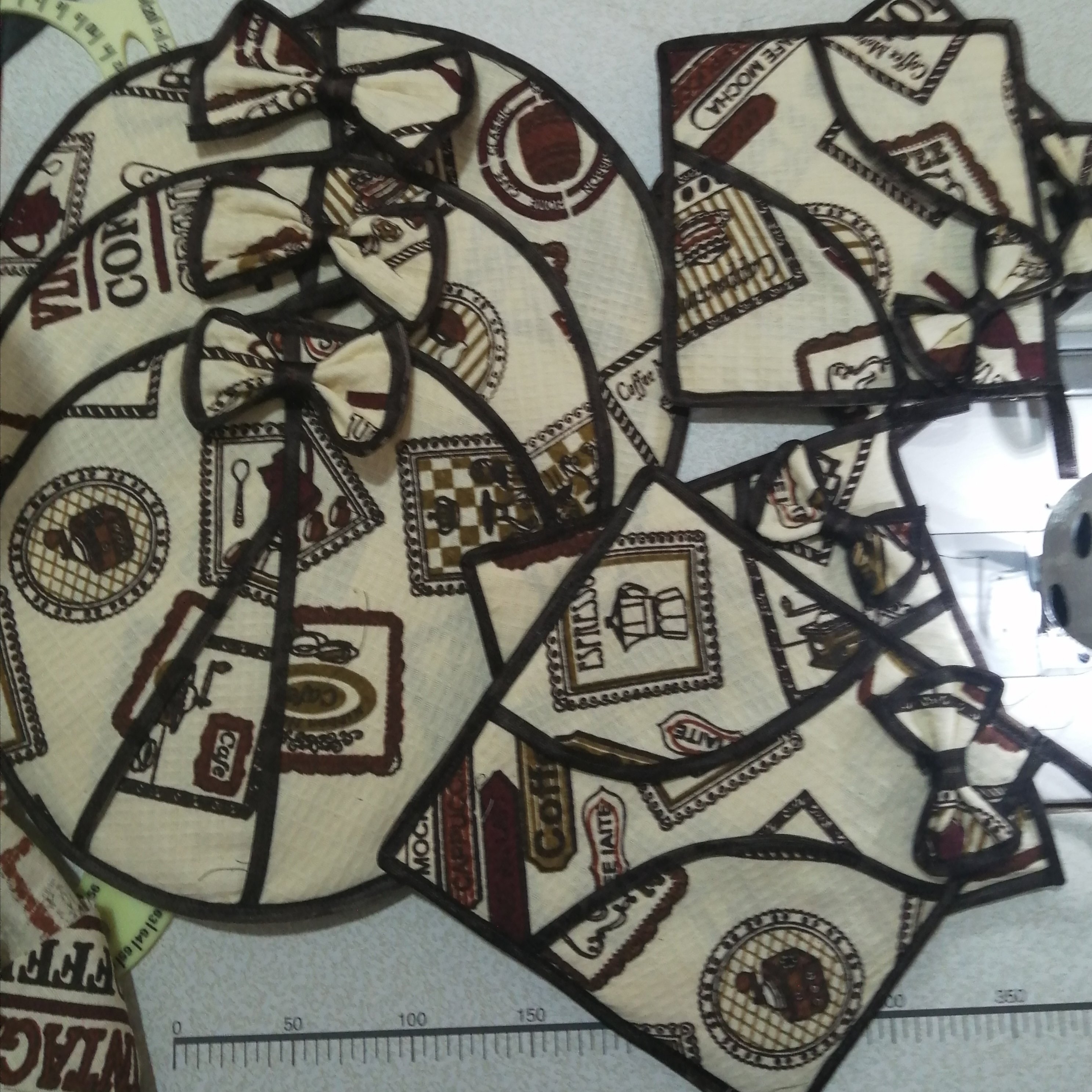 سرویس آشپزخانه 3 عدد دم کنی 4عدد دستگیره یکجفت دستگیره فر نمگیر پیشبند باهر طرحی قابل اجراست. 