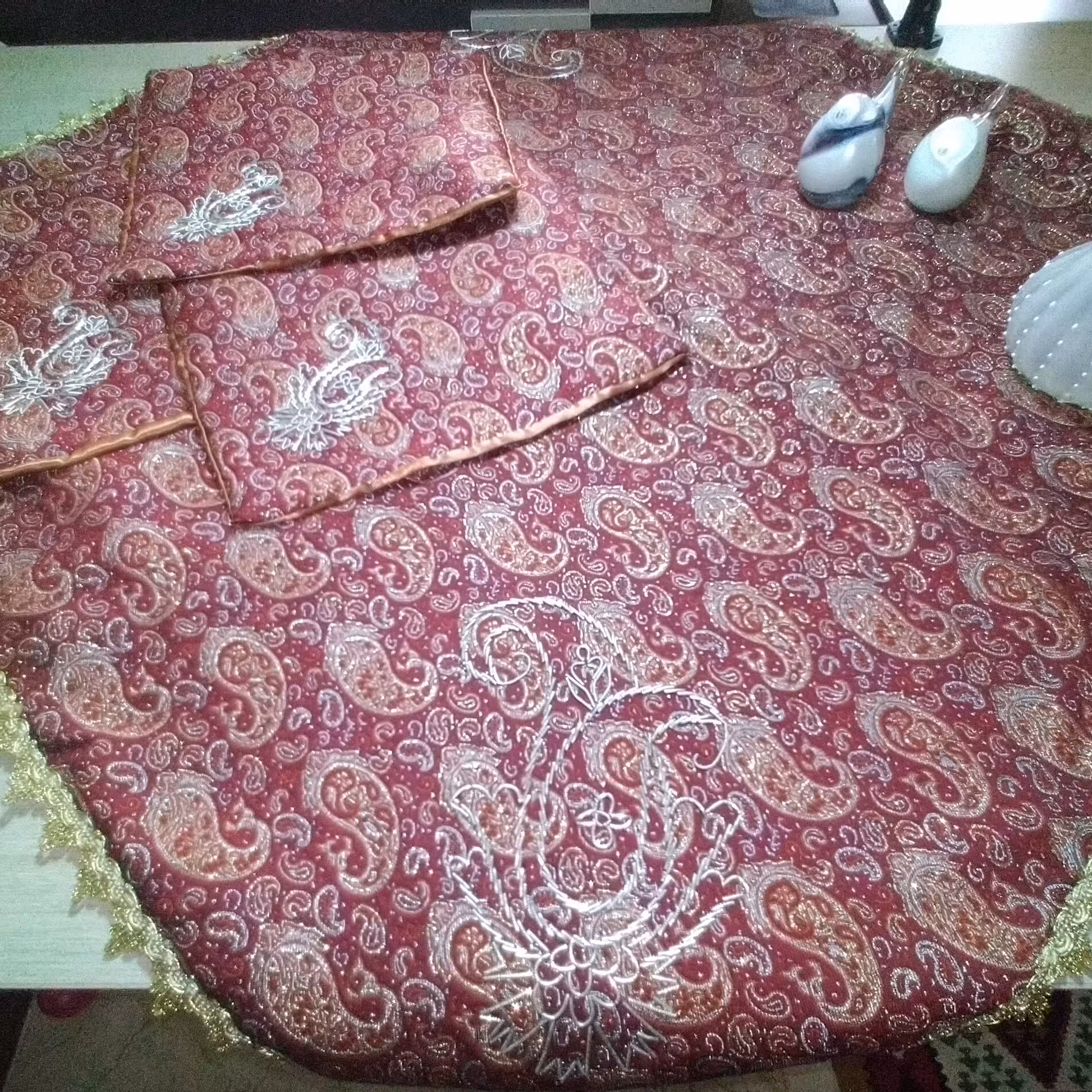 رومیزی ترمه سرمه دوزی شده.کار دست.سنتی.با آستر کشی و ریشه دوزی