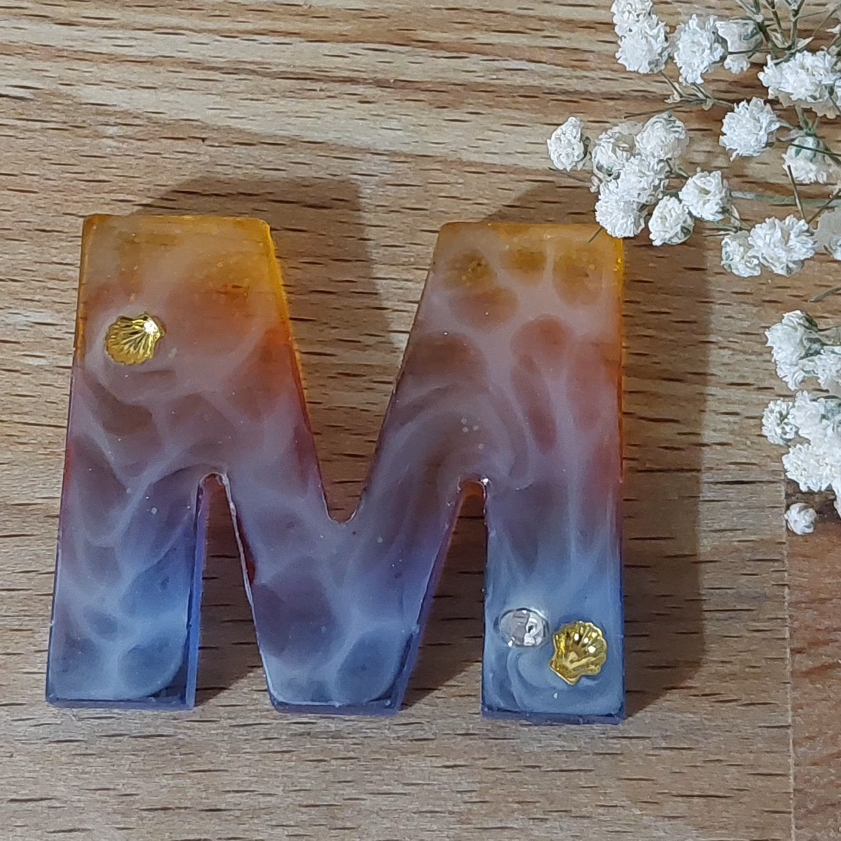 سرکلیدی M با طرح موج رنگین کمانی و اکلیل دار 