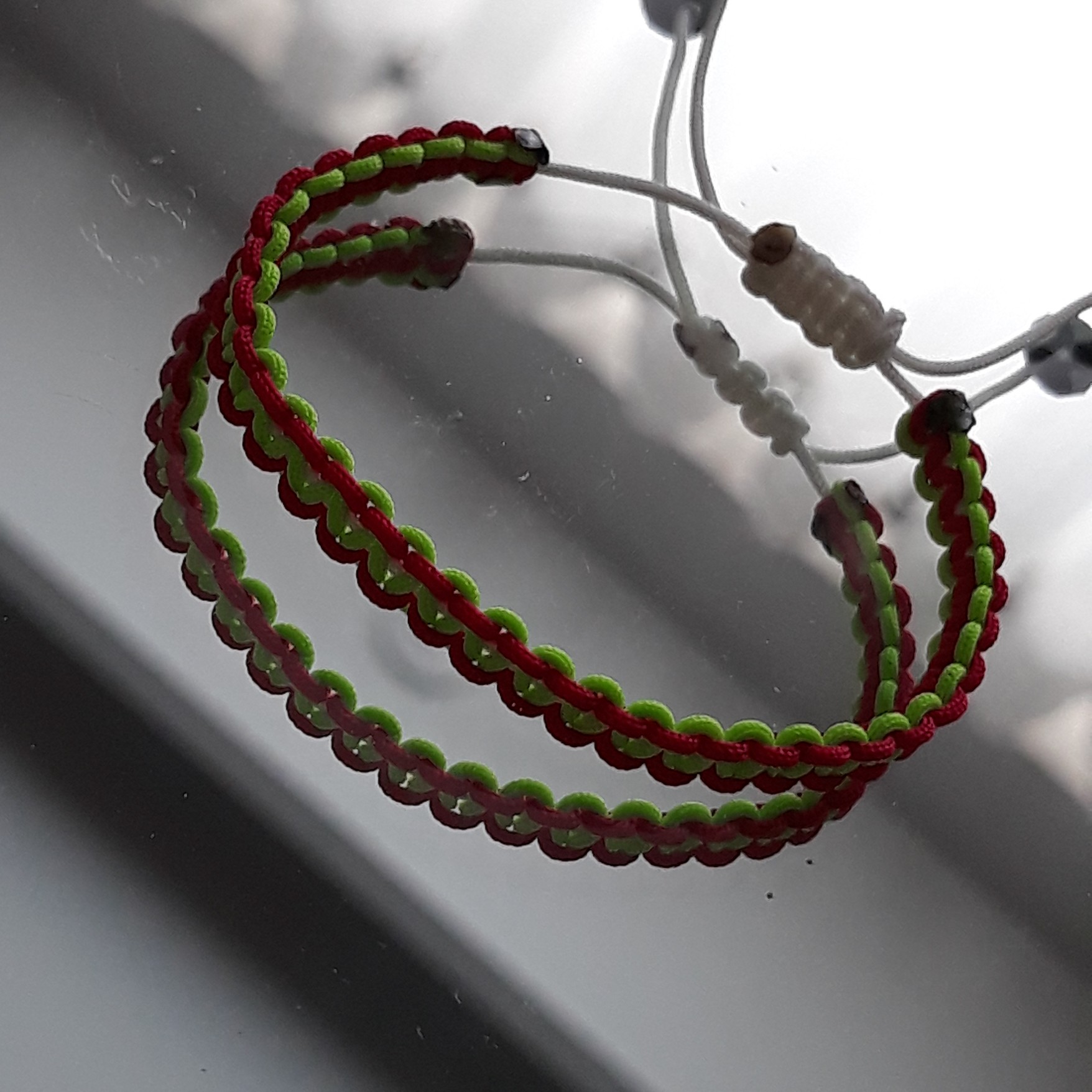 یه دستبند جذاب و جدید و قابل شستشو در رنگ های متنوع و قیمت مناسب