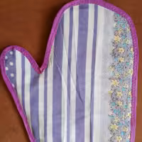 دو عدد (یک جفت)دستکش آشپزخانه ،پارچه ای ، دوختی تمیز و زیبا ، با پارچه ها و رنگ های مختلف   ، در رنگ های دیگر موجود است 