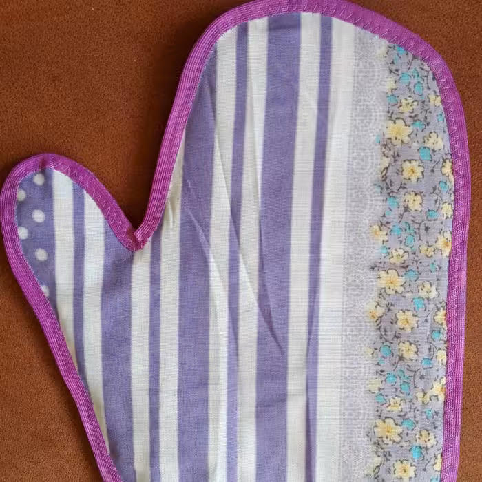 دو عدد (یک جفت)دستکش آشپزخانه ،پارچه ای ، دوختی تمیز و زیبا ، با پارچه ها و رنگ های مختلف   ، در رنگ های دیگر موجود است 