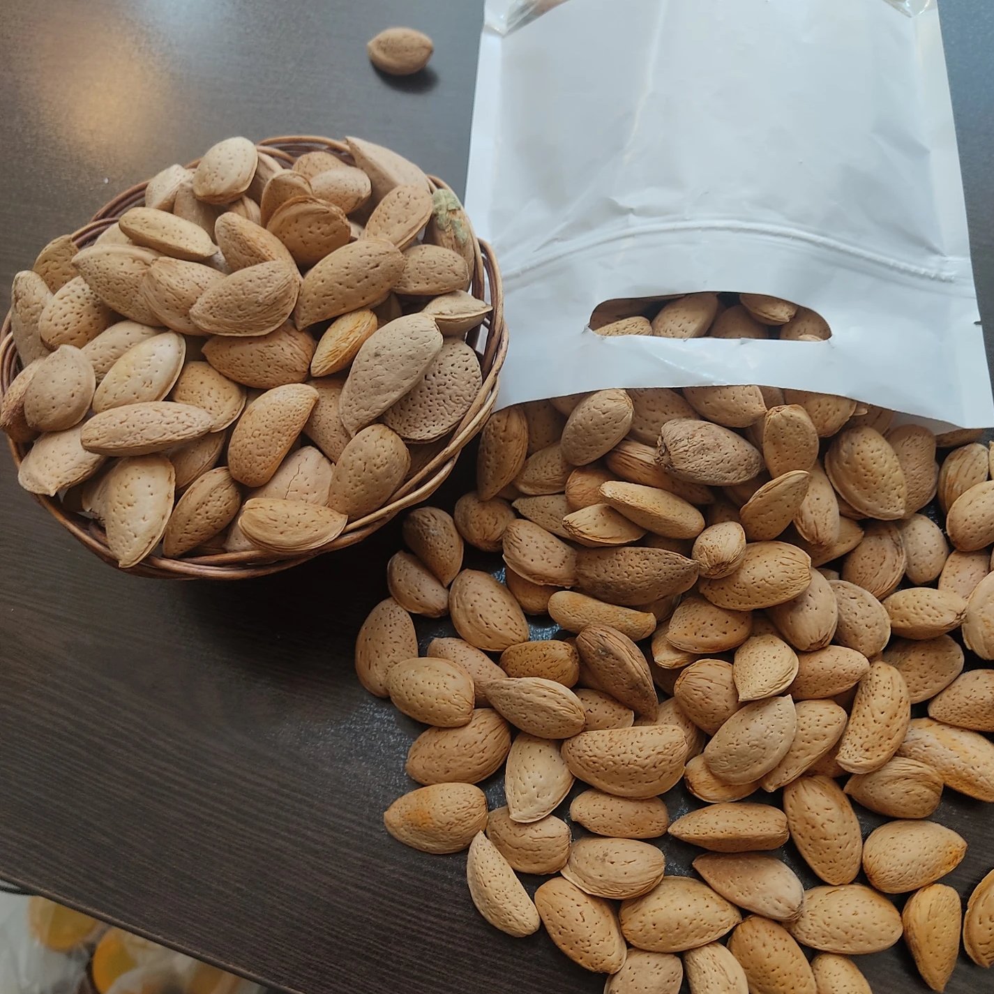 بادام شیرین اعلا بومی ایران در یسته بندی 900 گرمی