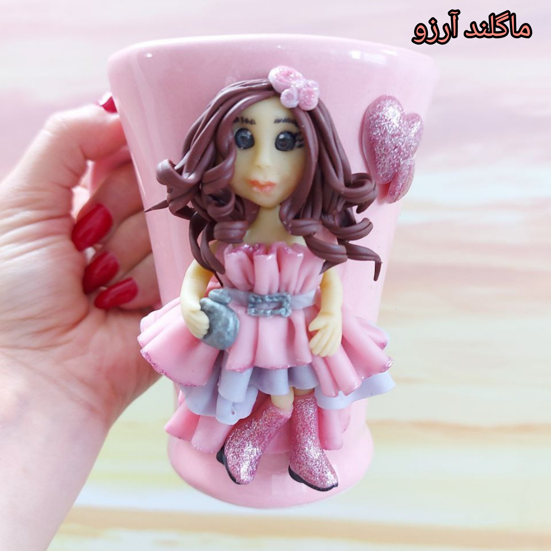 ماگ عروسکی دستساز  دختر شیک پوش
ساخته شده از خمیر هوا خشک و خمیر منعطف و جنس ماگها سرامیکی هستند و قابل شستشو