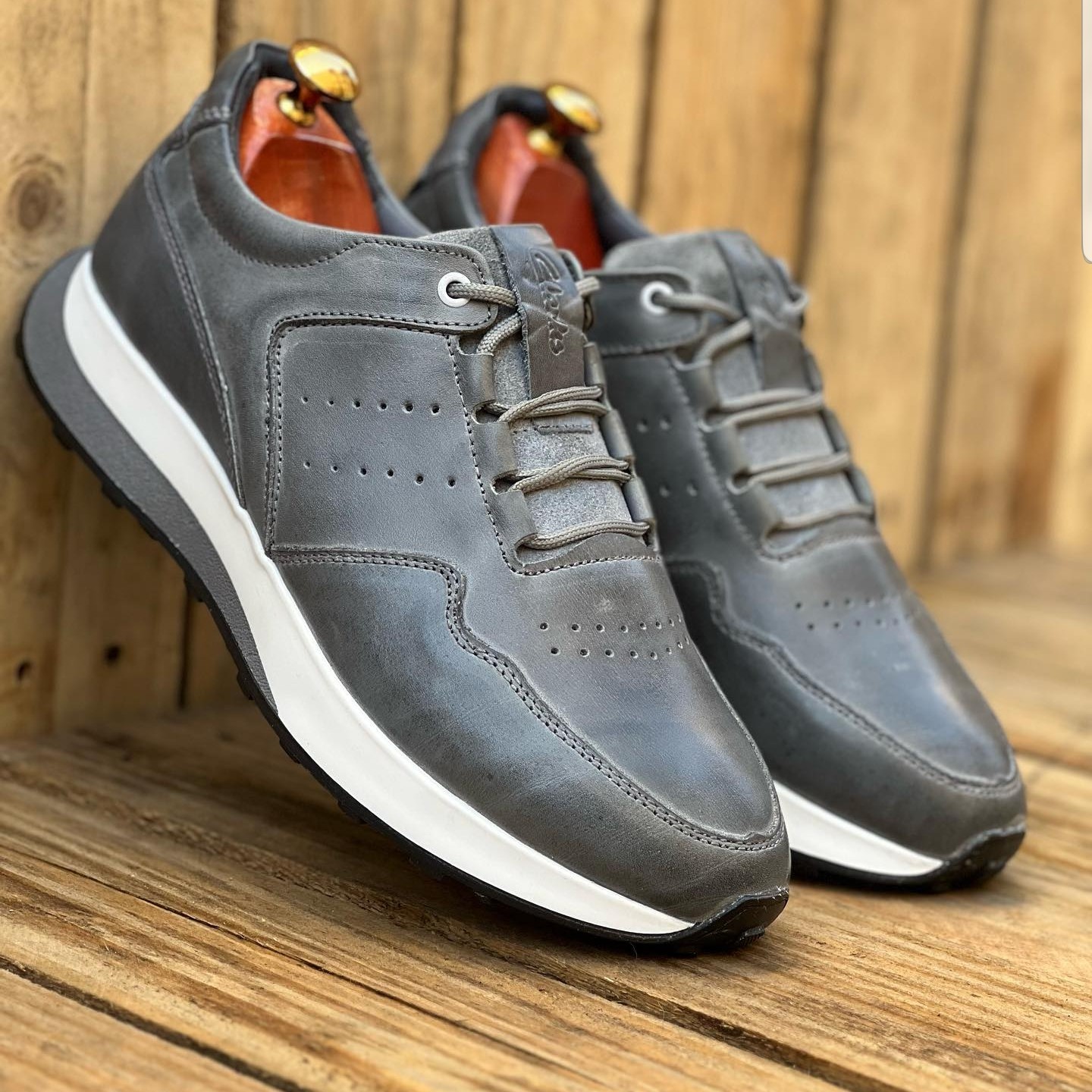 کفش کتونی تمام چرم مردانه بابهترین وبالاترین کیفیت 