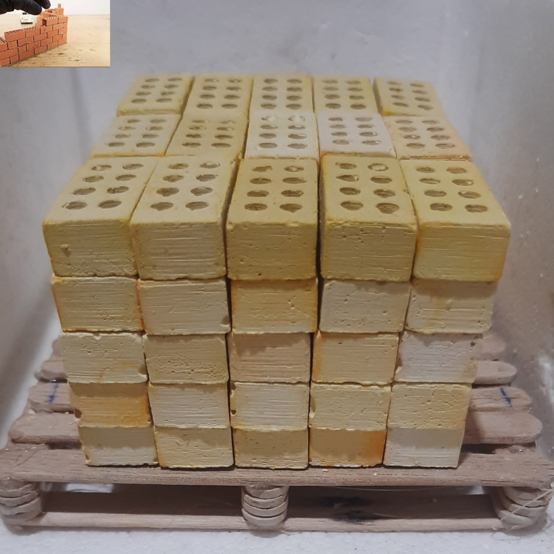 آجر 8گل مینیاتوری وزن 4گرم سایز طول 3سانت و نیم عرض 1سانت و نیم ارتفاع 1 سانت