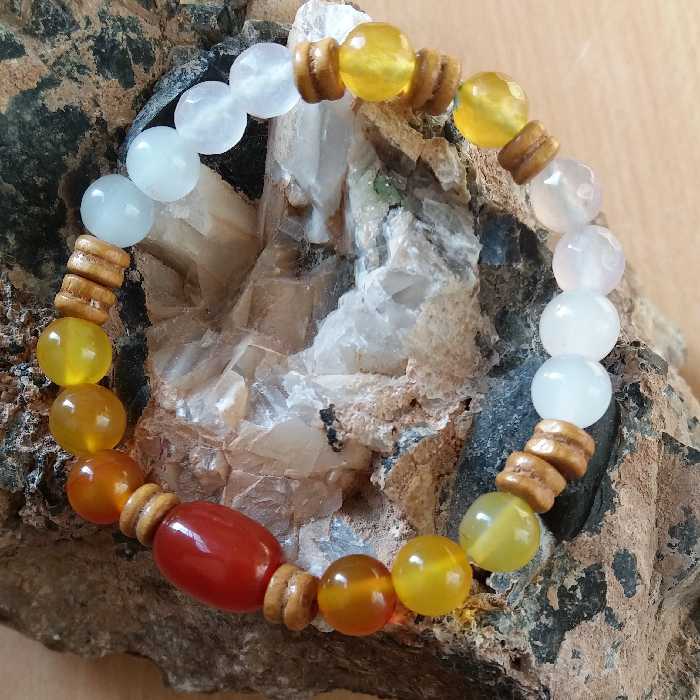 دستبند عقیق اصل با سنگ عقیق زرد عقیق سرخ عقیق سفید و کوارتز با مهره های چوبی قابل ساخت به اندازه دست شما
