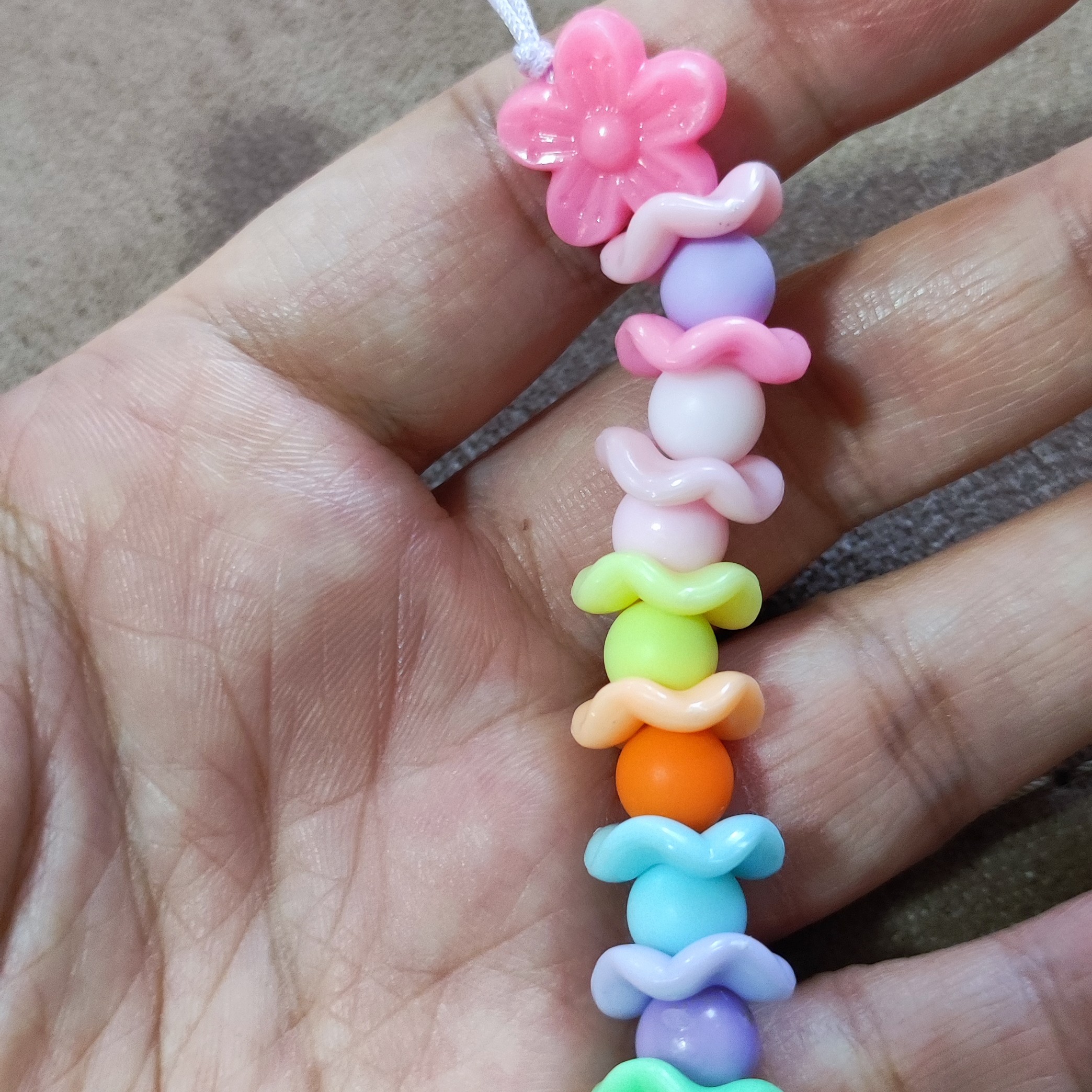 آویز  گوشی  با رنگ های شاد و طراحی متفاوت 