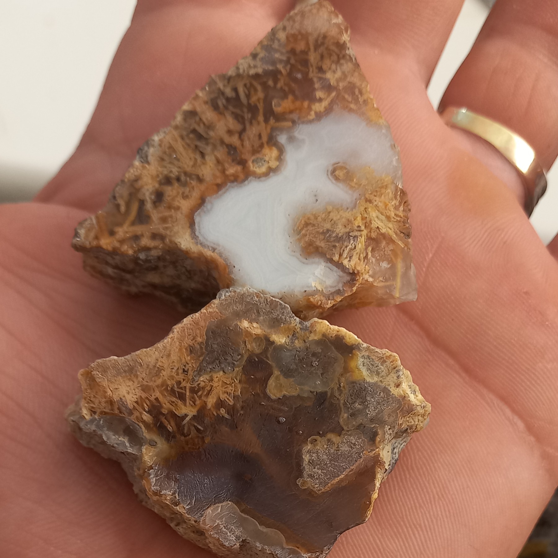 سنگ عقیق  و  شجر  سایز کوچک مناسب نگین های کوچیک..