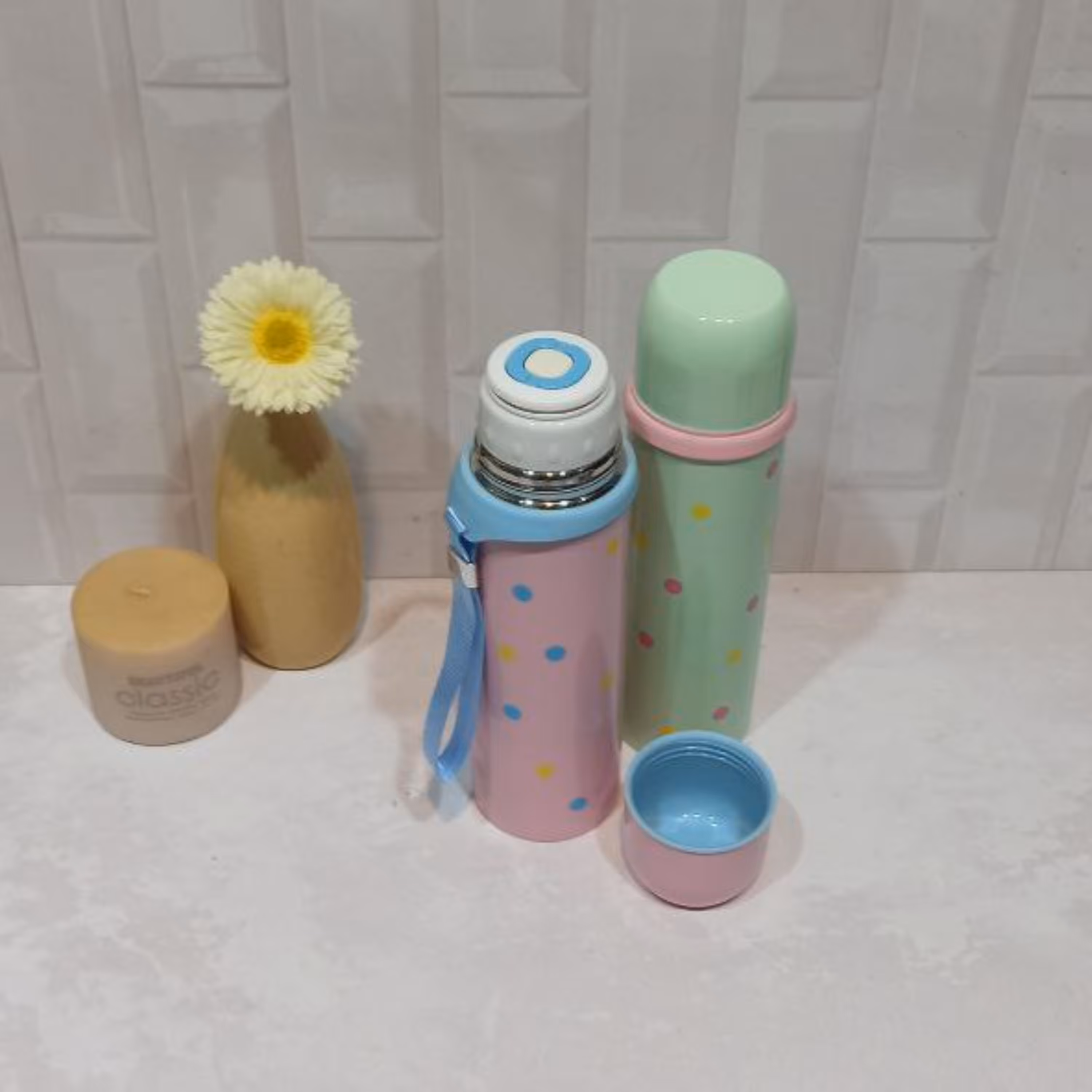 فلاسک چایی0.6لیتری جنس استیل درب پیچی نگهداری گرما تا6ساعت نگهداری دما دارای بند