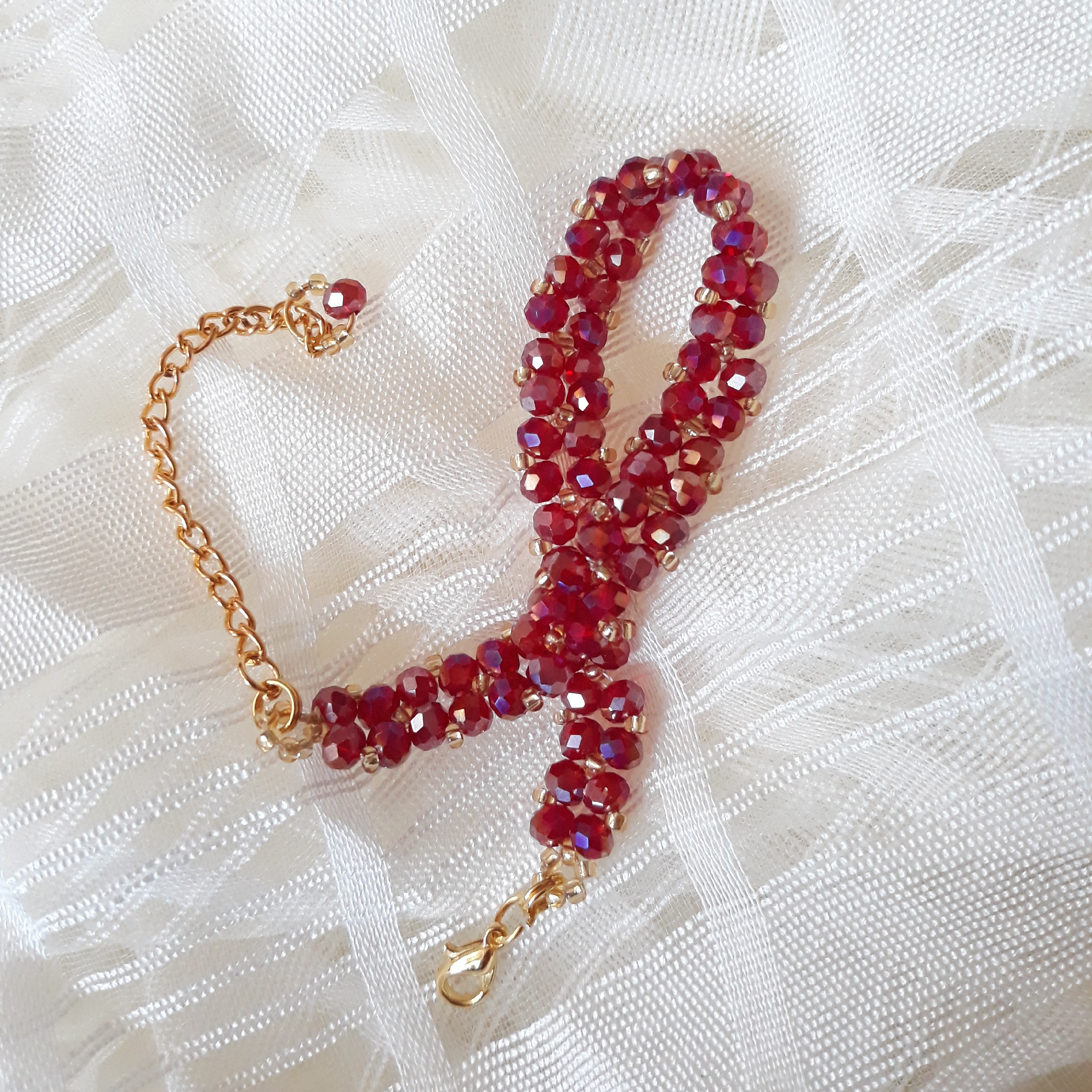 دستبند کریستالی قرمز با منجوق طلایی