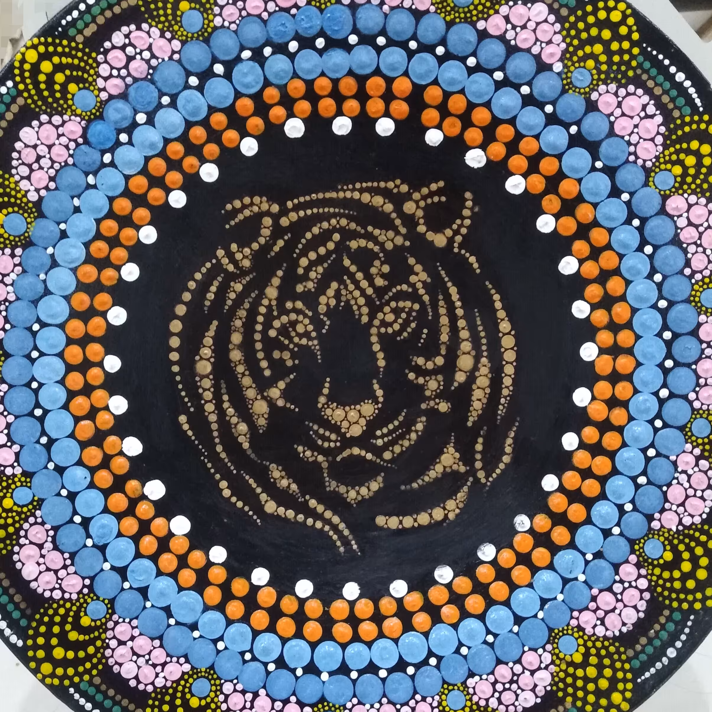 نقطه کوبی طرح ببر.کار شده روی بشقاب سفالی. نماد سال 1401