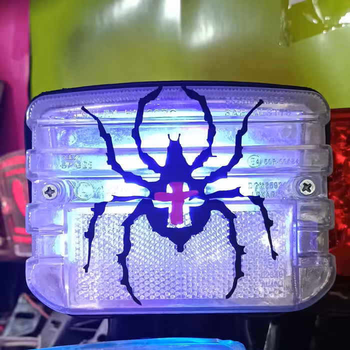 چراغ خطر اسپرت شیشه سفید دارای برچسب عنکبوت و لامپ خطر چشمک زن آبی (ارسال رایگان)