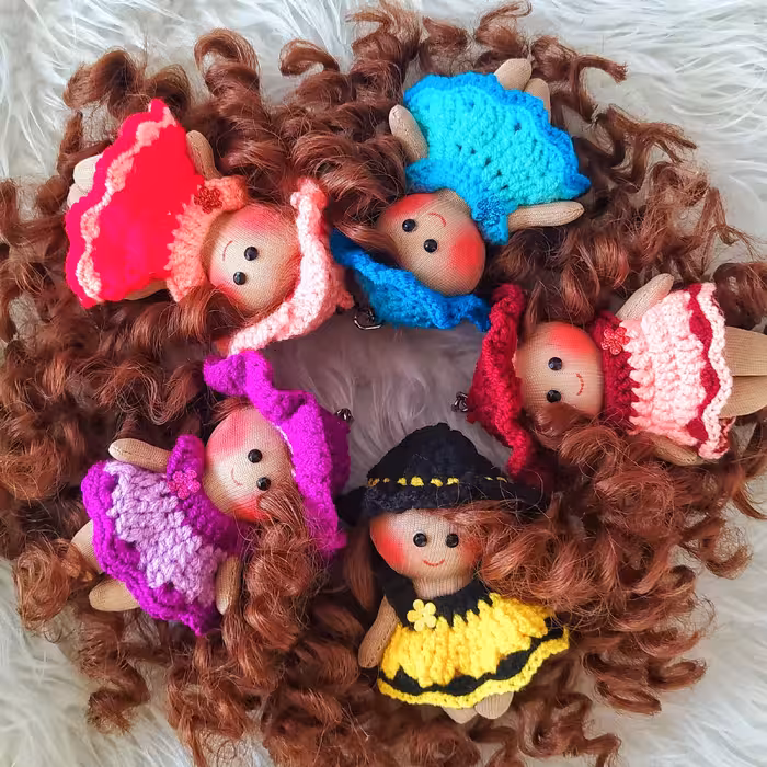 آویز جاکلیدی دختر مو فرفری لباس بافت (دستساز) قد 10 سانت