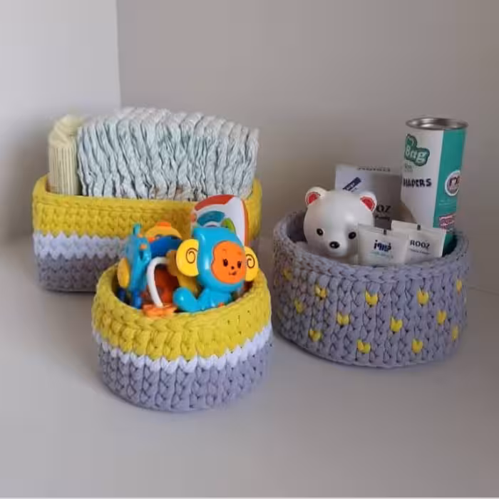 سبد سیسمونی و نظم دهنده اتاق کودک پسرانه تریکو سه تیکه زرد مدل گندمی