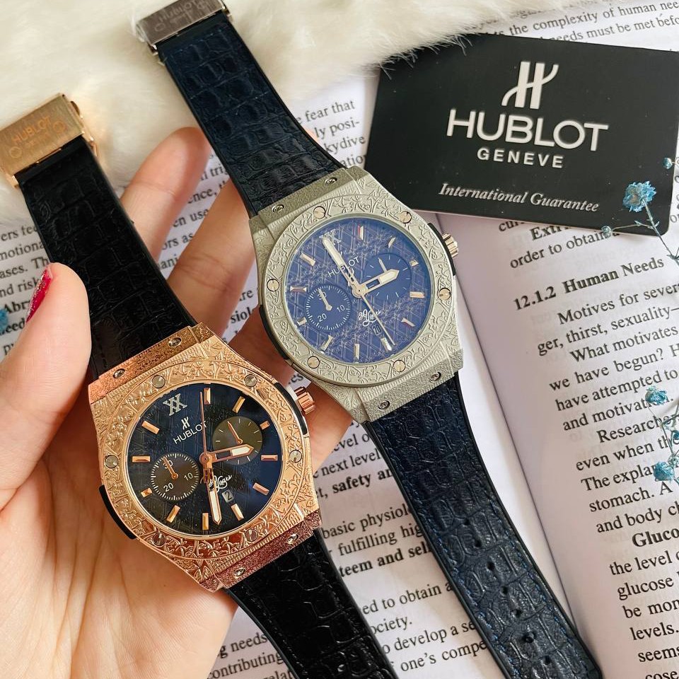 ساعت مردانه  هابلوت سلطنتی موتور فوق العاده قوی حکاکی زیبا تقچیم روزشمار بندپروانه رزگلد و نقره ای