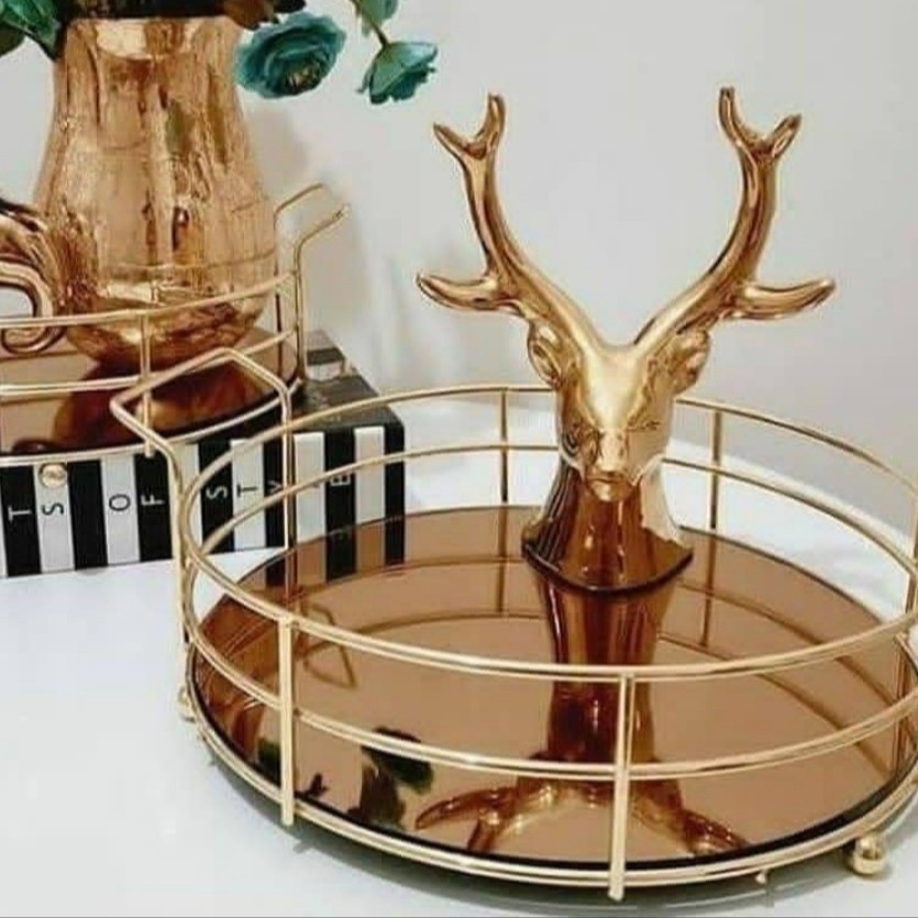 سینی کف آینه ای بدنه فلزی رنگ ثابت طلایی با ابعاد 26سانتی