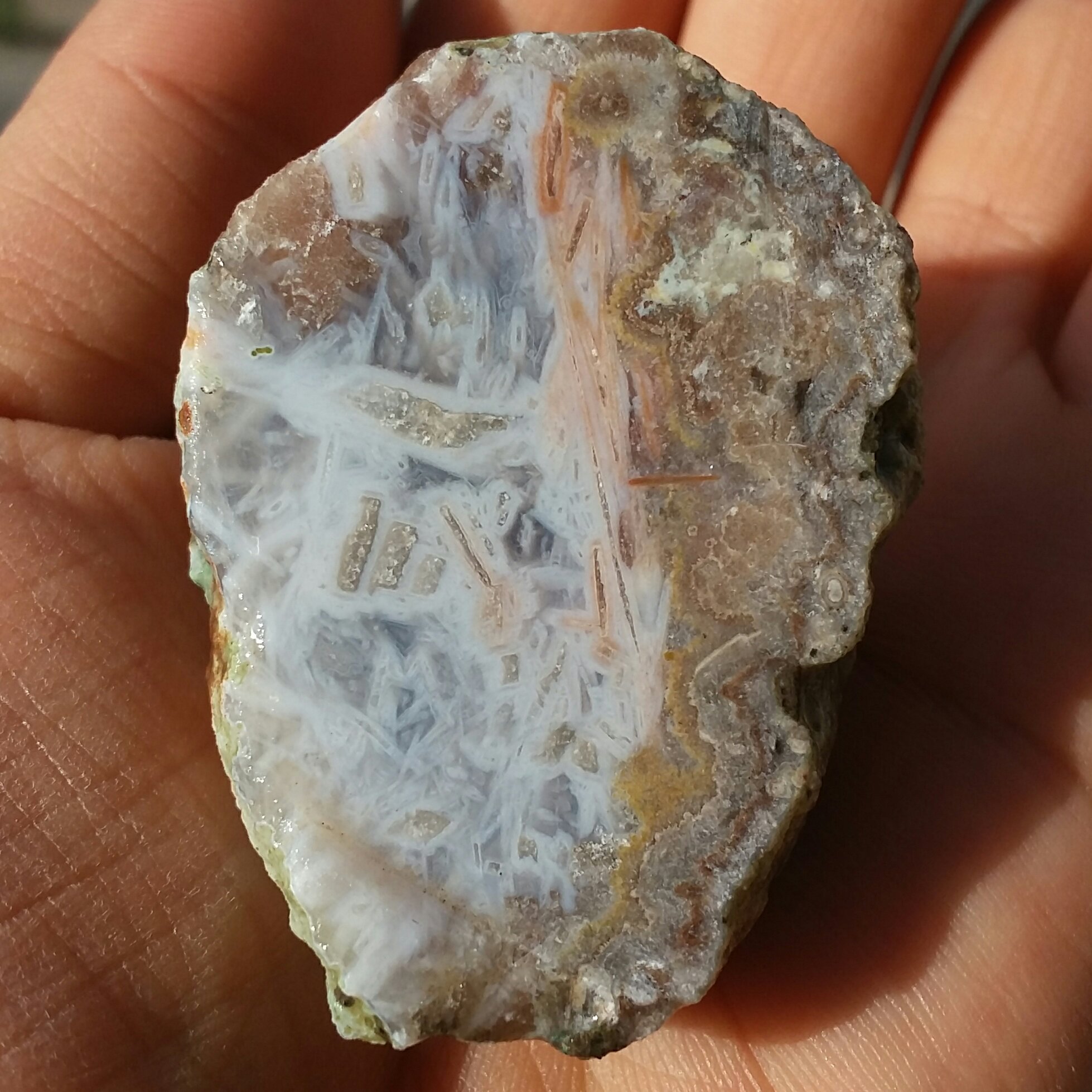 اسلایس سنگ راف عقیق رتایلی چند رنگ محشرر دیدنی کاملا طبیعی
با قابلیت ساخت چند نگین عالی
بینظیر