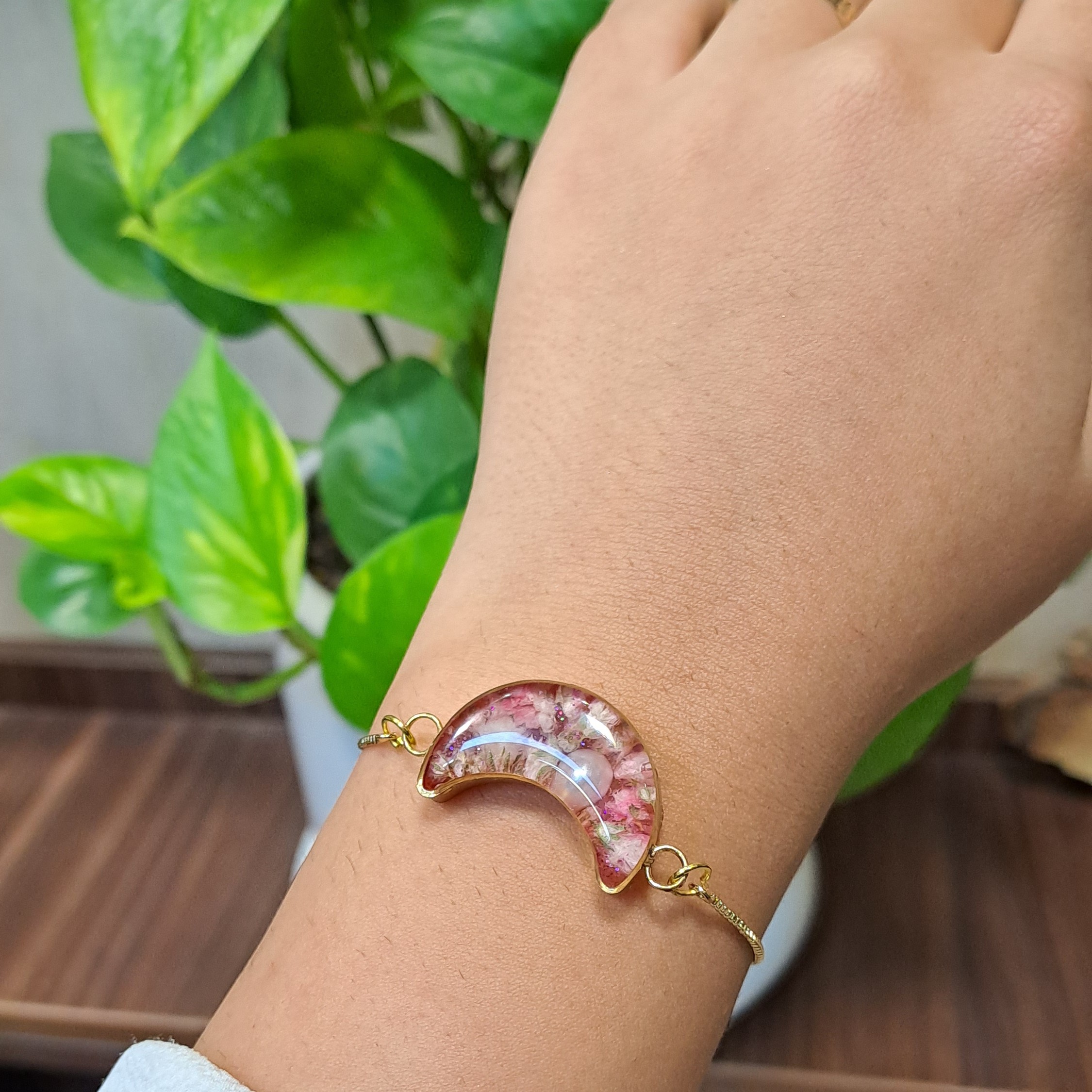 دستبند ماه مدل بهشت گل طبیعی و مروارید 