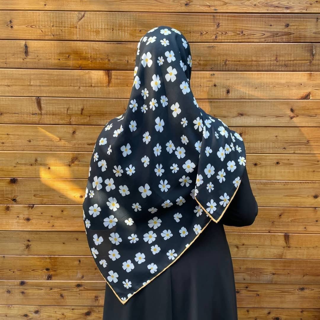 روسری سوپر نخ طرح گل بابونه دور دست دوز   قواره 140