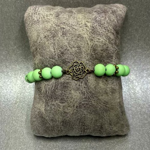 دستبند آسانسوری با مهره های سبز رنگ فسفری رنگ ثابت و خرج کار برنزی بین مهره ایی و طرخ گل رز
