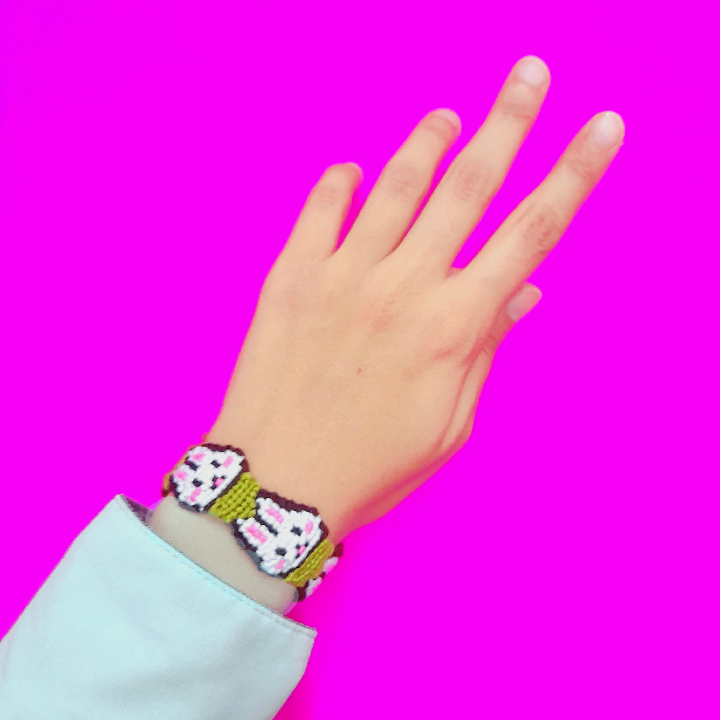 دستبند آلفا بافی طرح خرگوش بافته شده از نخ گلدوزی 