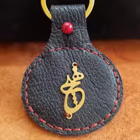 جاسوئیچی چرم طبیعی دستدوز همراه با سنگ عقیق سرخ