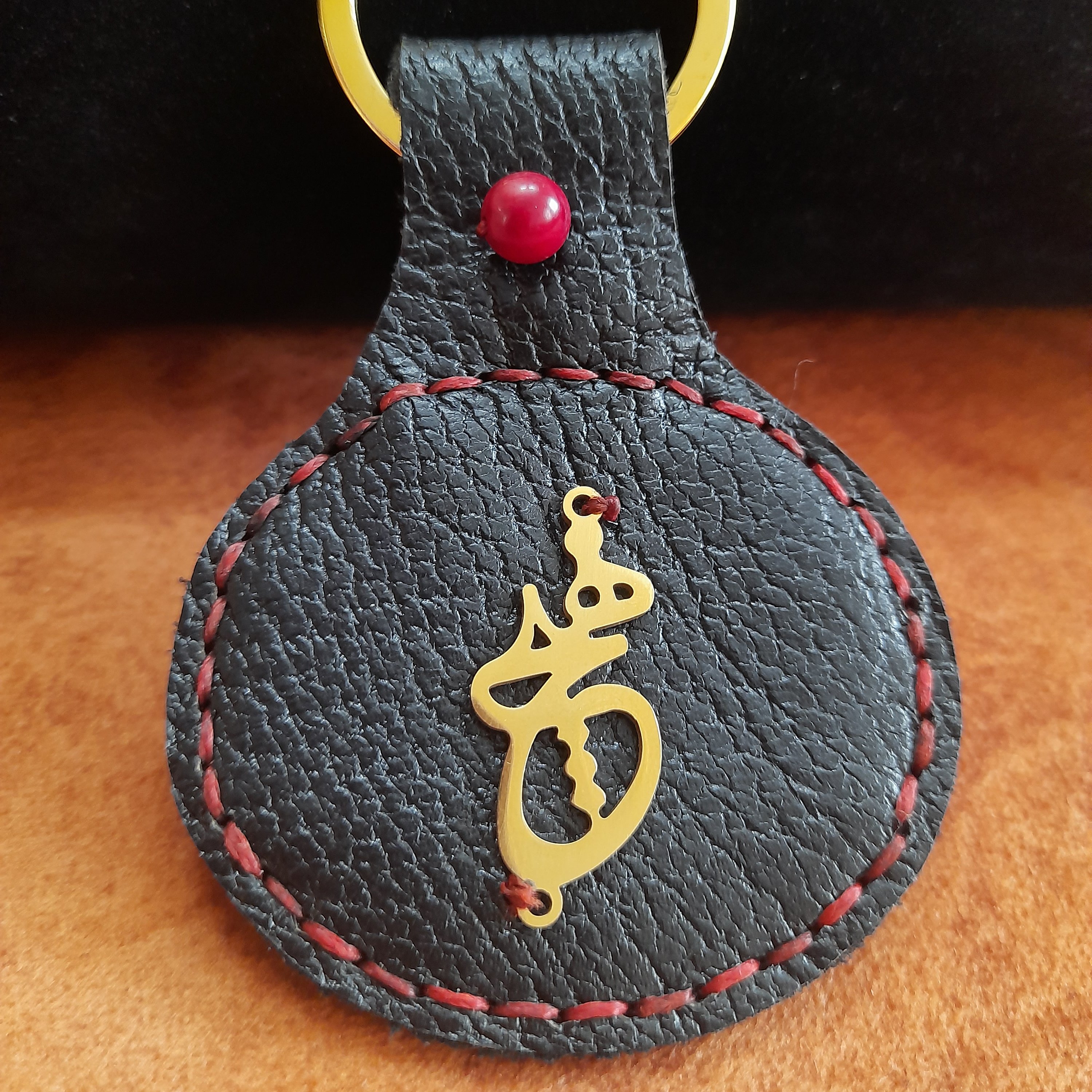 جاسوئیچی چرم طبیعی دستدوز همراه با سنگ عقیق سرخ