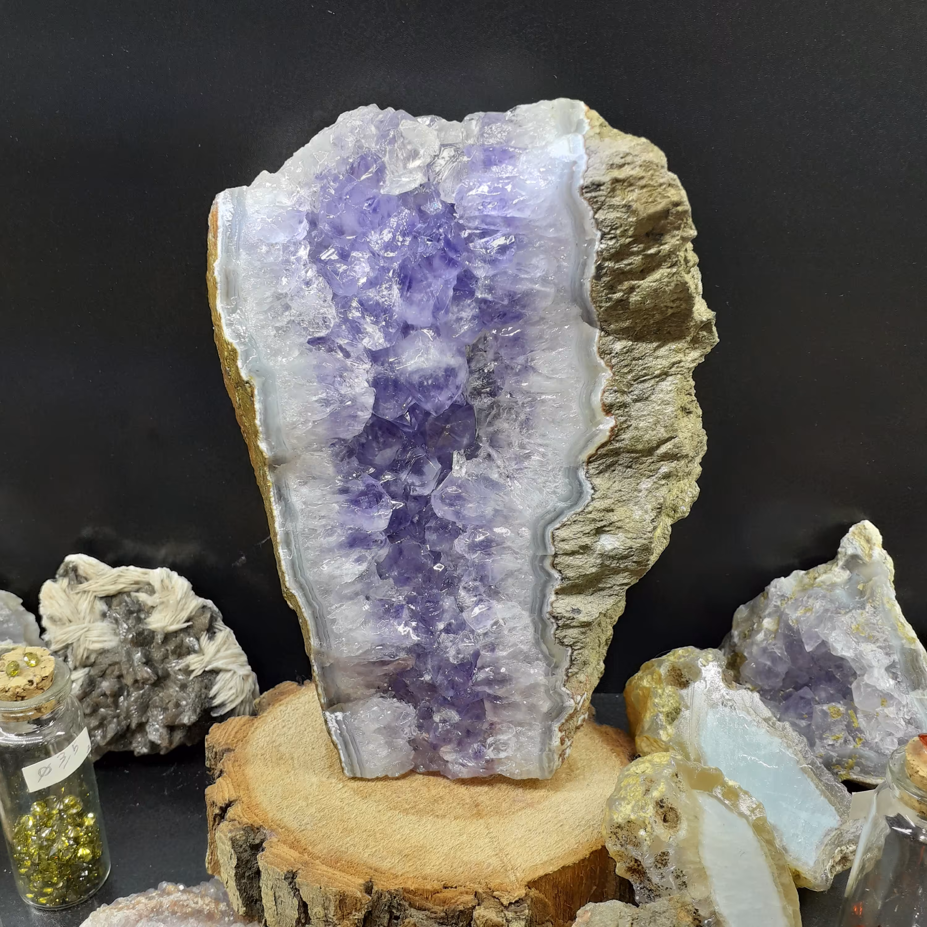 سنگ راف آمیتیست کلکسیونی و سلطنتی رنگ کاملا طبیعی