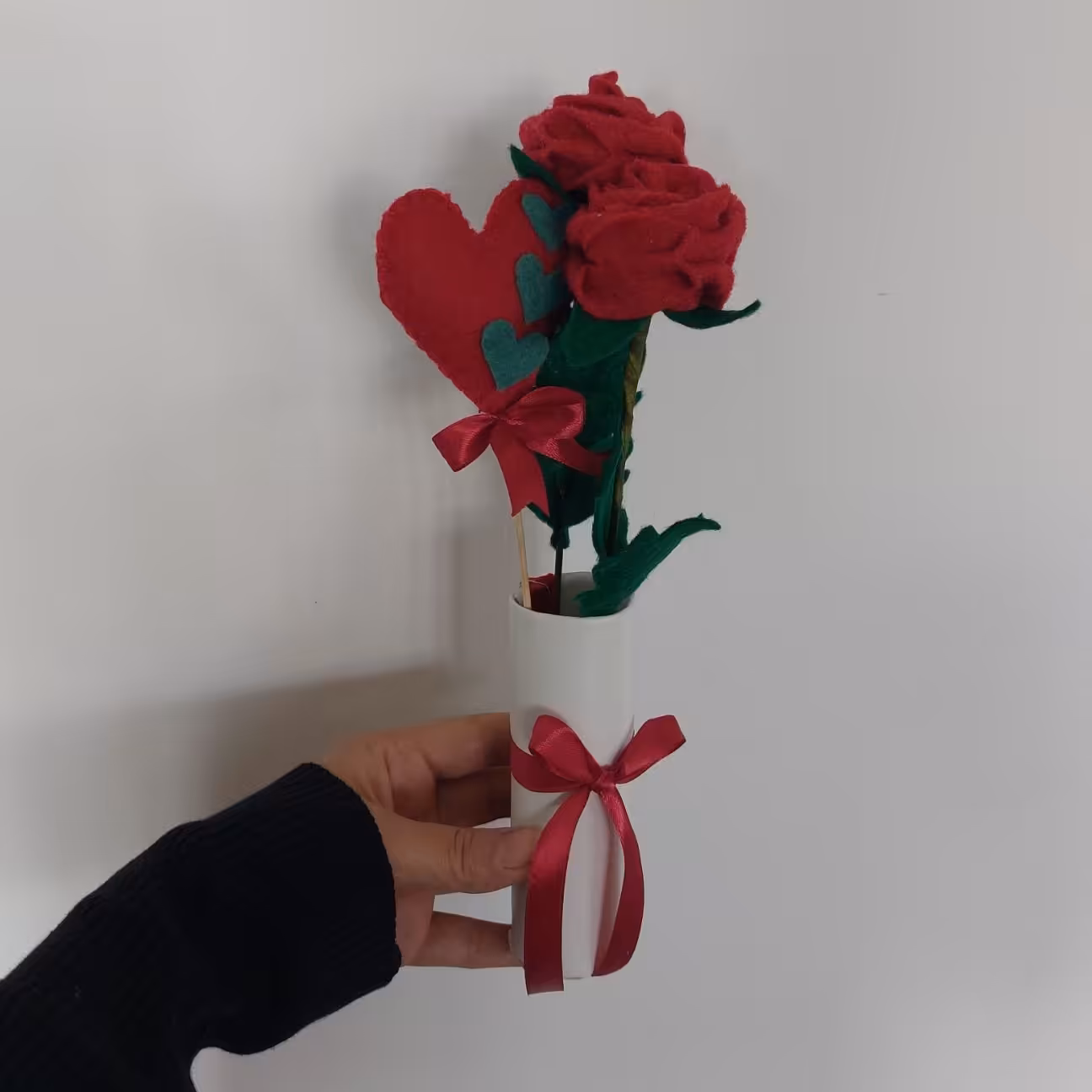 شاخل گل با گلدان چرم‌کاری