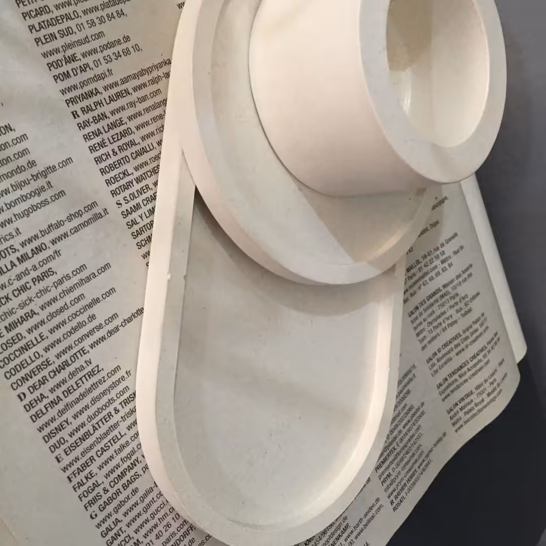 جا وارمری و زیر لیوانی و زیر گلدانی و استند زیرش از جنس بتن 