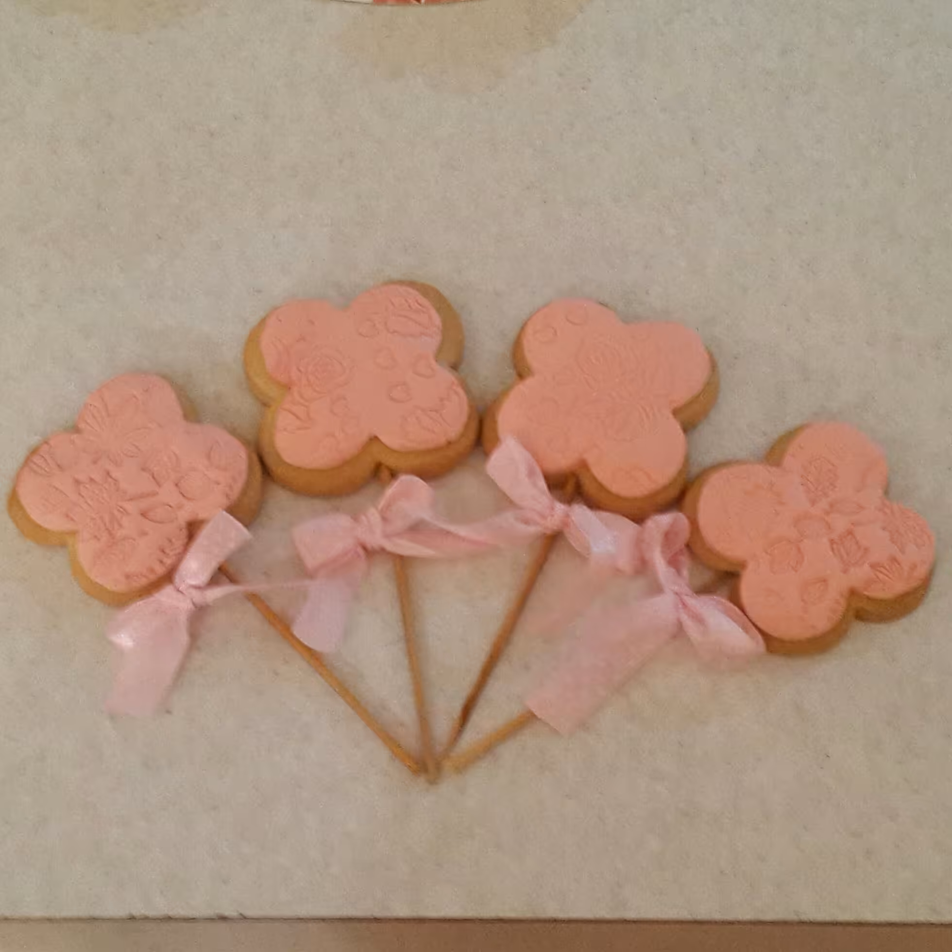 کوکی فوندانتی طرح گل پک 8 تایی(ارسال پسکرایه)