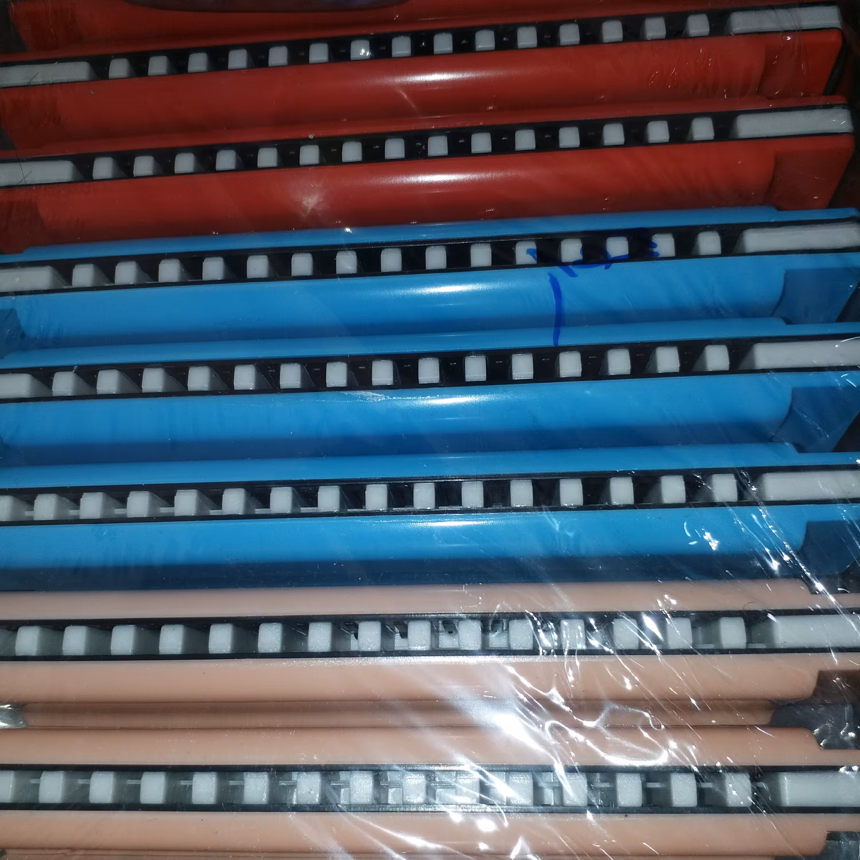 سازدهنی بزرگ با رنگ بندی سفید صورتی و آبی و قرمز  