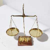 ترازو برنجی هندی صد گرمی با هشت سنگ ترازو بسیار دقیق و کاربردی با کیفیت بسیار بالا و سطح کیفیتی درجه یک و زیباترین دکوری