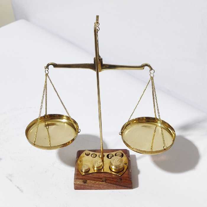 ترازو برنجی هندی صد گرمی با هشت سنگ ترازو بسیار دقیق و کاربردی با کیفیت بسیار بالا و سطح کیفیتی درجه یک و زیباترین دکوری