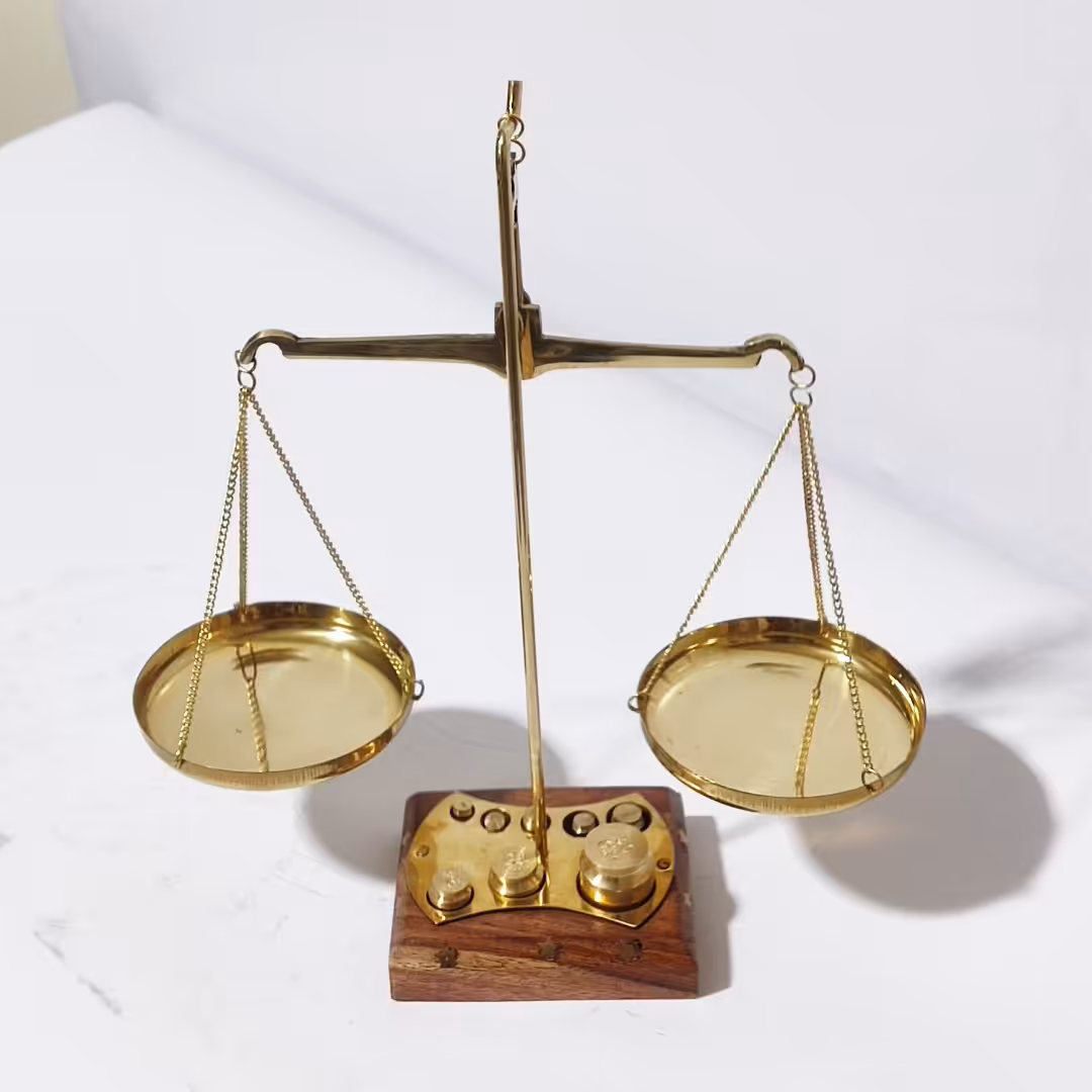 ترازو برنجی هندی صد گرمی با هشت سنگ ترازو بسیار دقیق و کاربردی با کیفیت بسیار بالا و سطح کیفیتی درجه یک و زیباترین دکوری