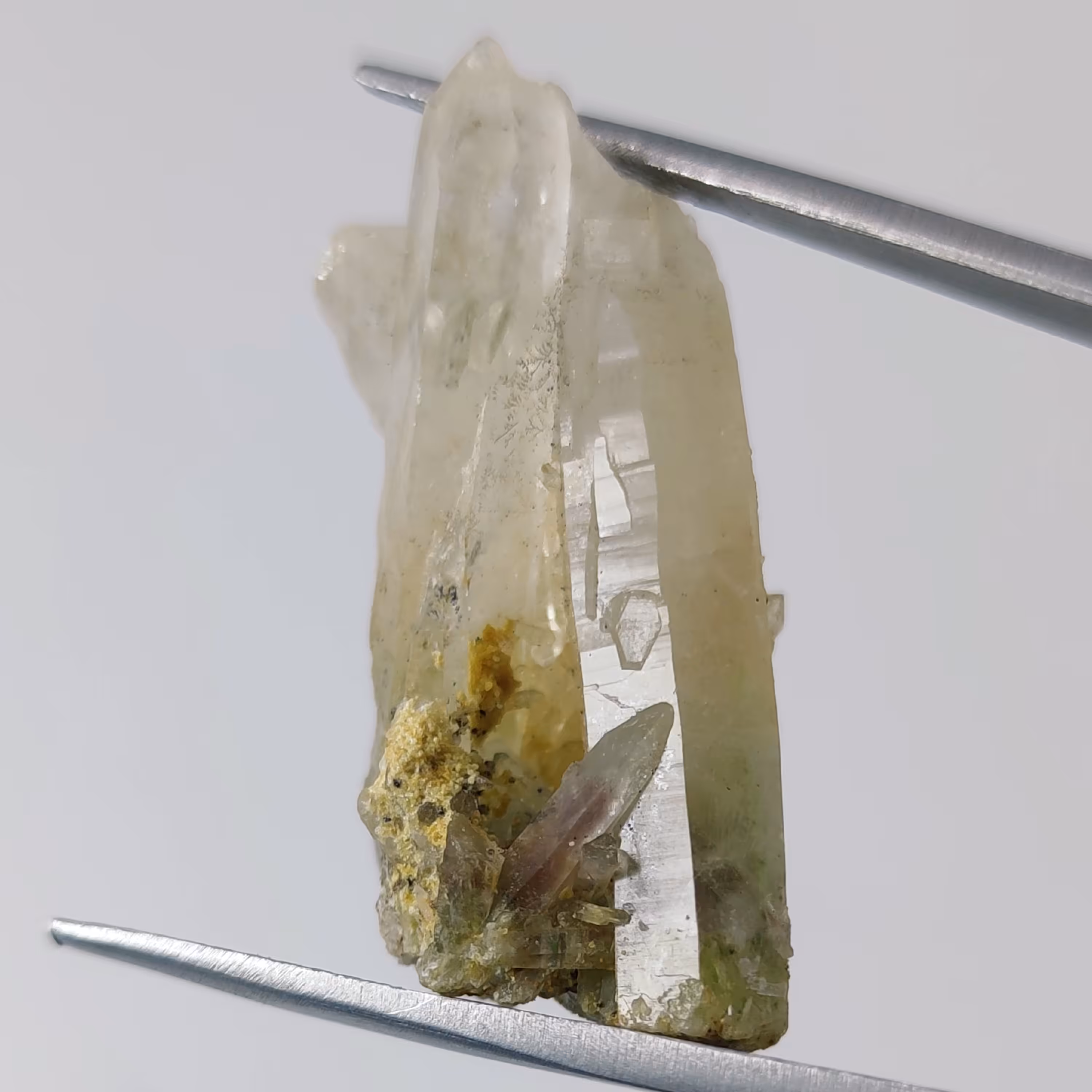 بلور های نیمه شفاف سنگ کوارتز معدنی