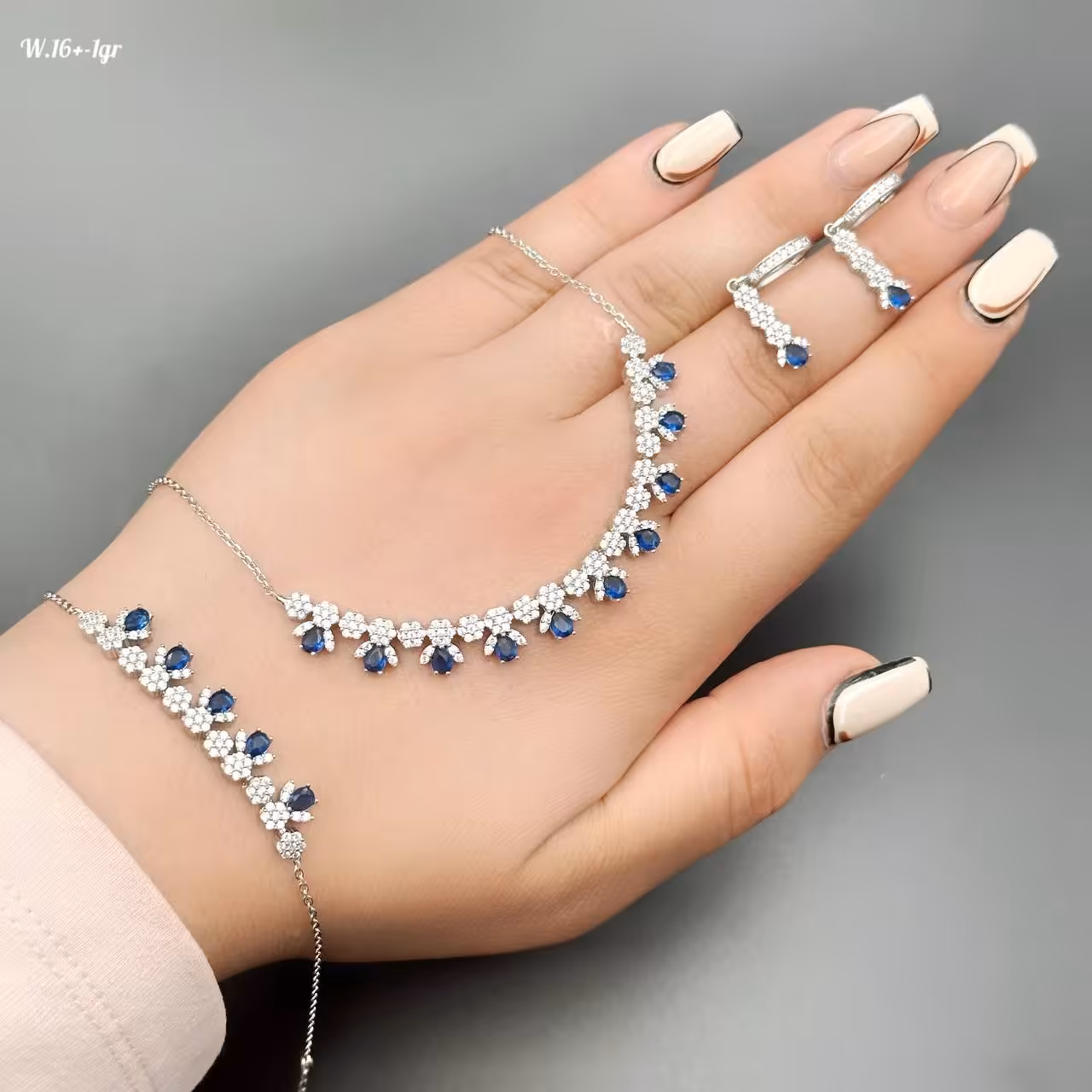 سرویس   نقره
کاری شیک و مجلسی
ابکاری طلای سفید 
 کپی طلا مو نمیزنه
بهترین برای نو عروسان .ارسال رایگان و فاکتور معتبر،،.