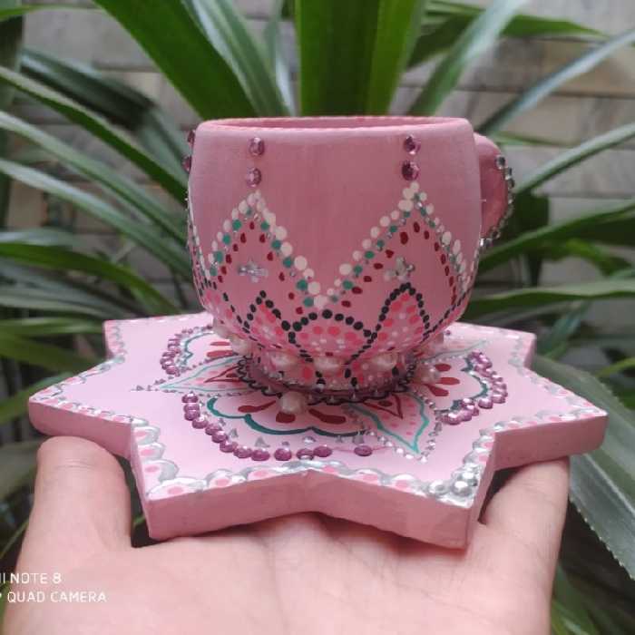 لیوان و زیر لیوانی سفالی تزیینی نگین کاری شده و ظریف