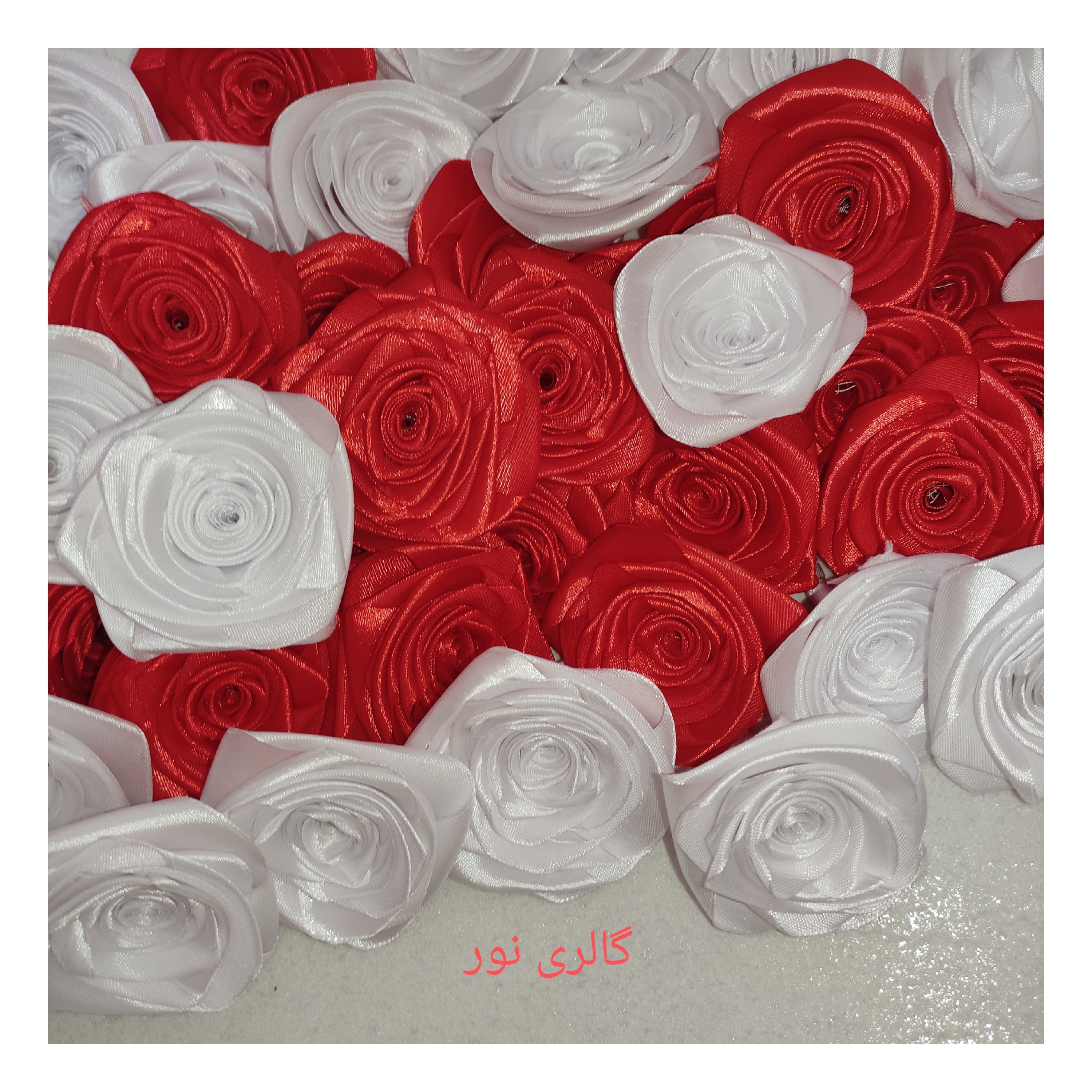 گل  و برگ روبانی در رنگ و اندازه دلخواه تک و عمده مناسب برای تزیین لباس کلاه باکس گل .. 