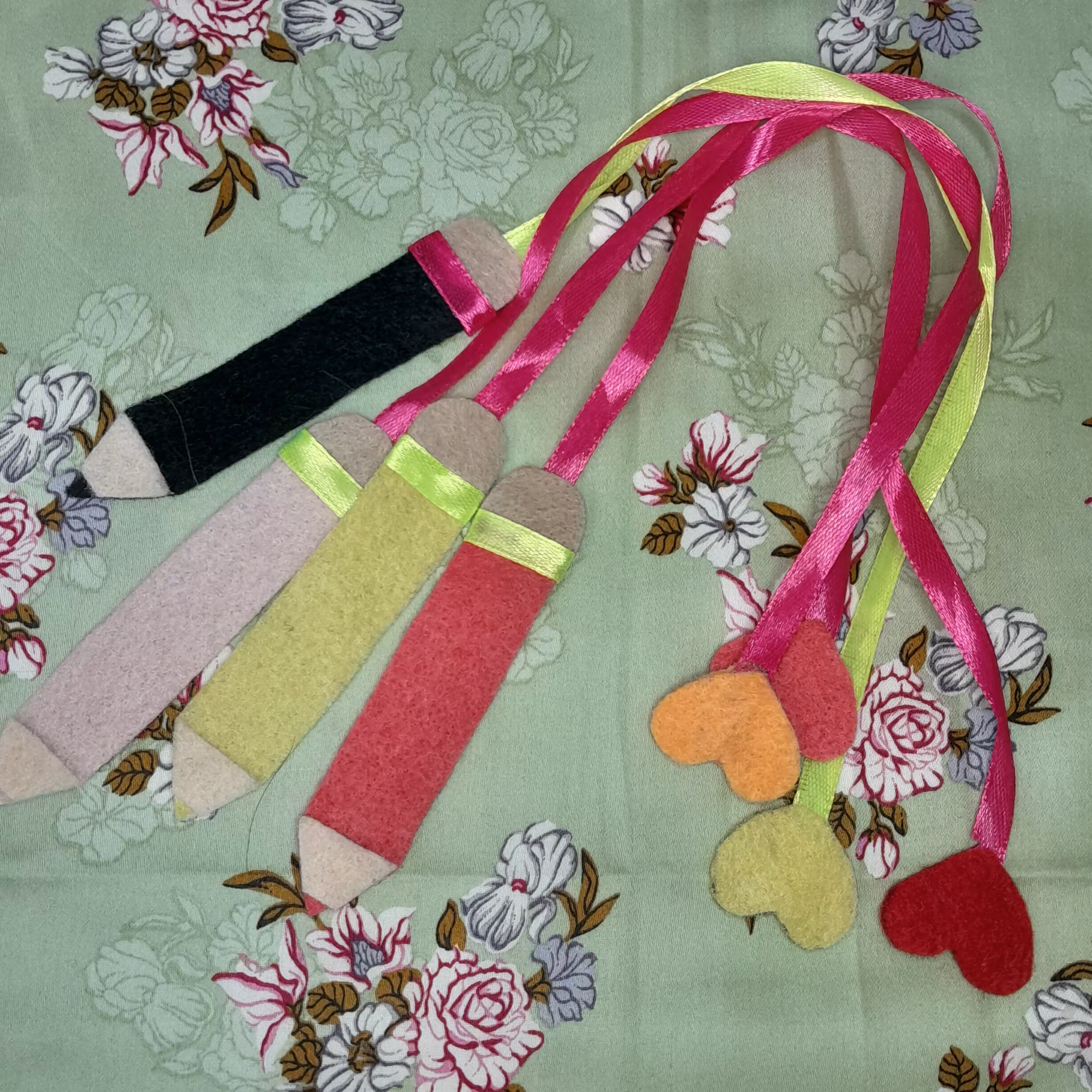 نشانگر (بوکمارک)نمدی طرح مداد با قلب 