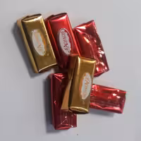 شکلات کاکائو خالص  یک کیلویی . در دو رنگ آبی و قرمز  برند اچاچی 