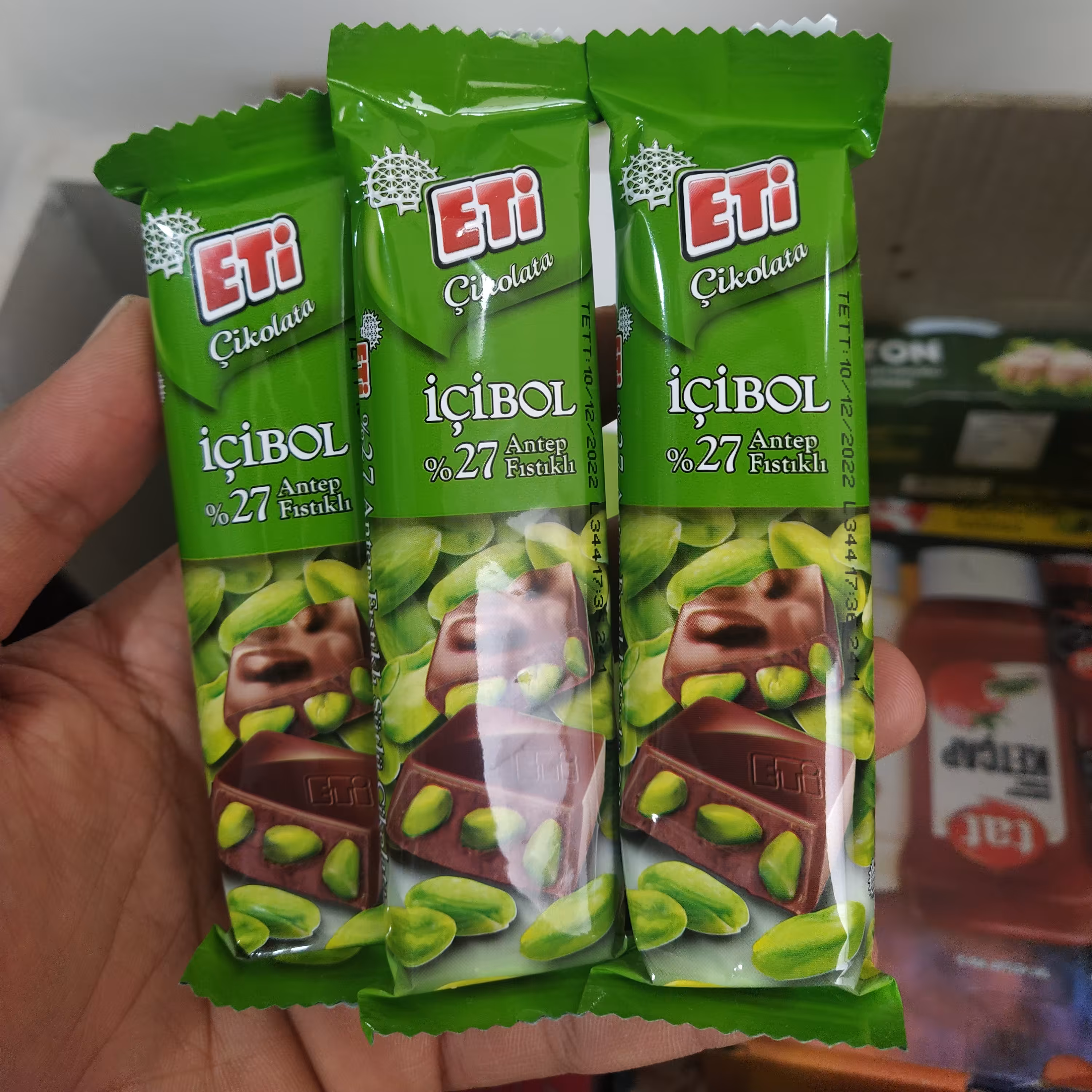 شکلات اتی قلم پسته ای