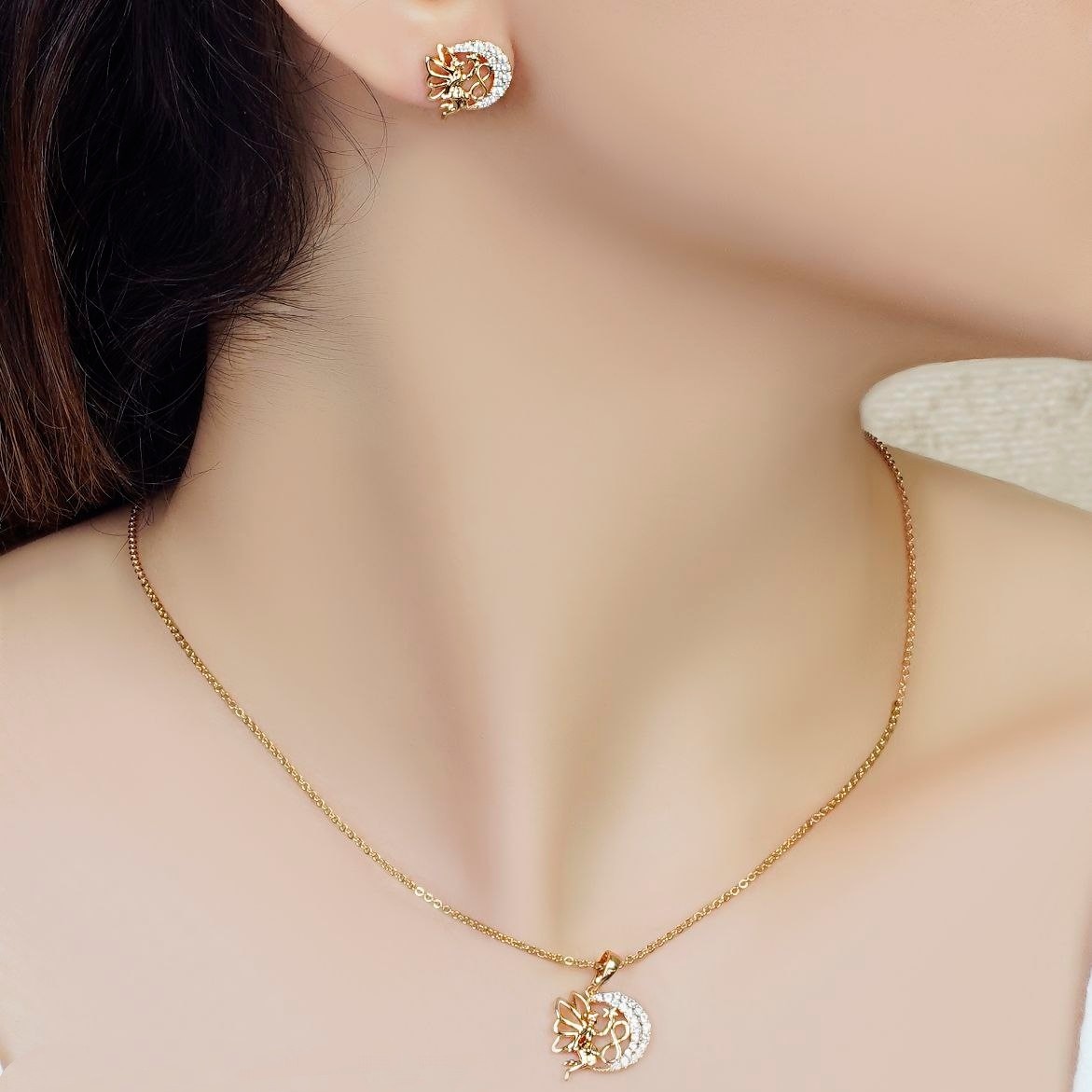 نیم ست ژوپینگ طرح فرشته و ماه نگین دار رنگ ثابت شامل گوشواره و پلاک به همراه زنجیر استیل به طول 50 سانت 