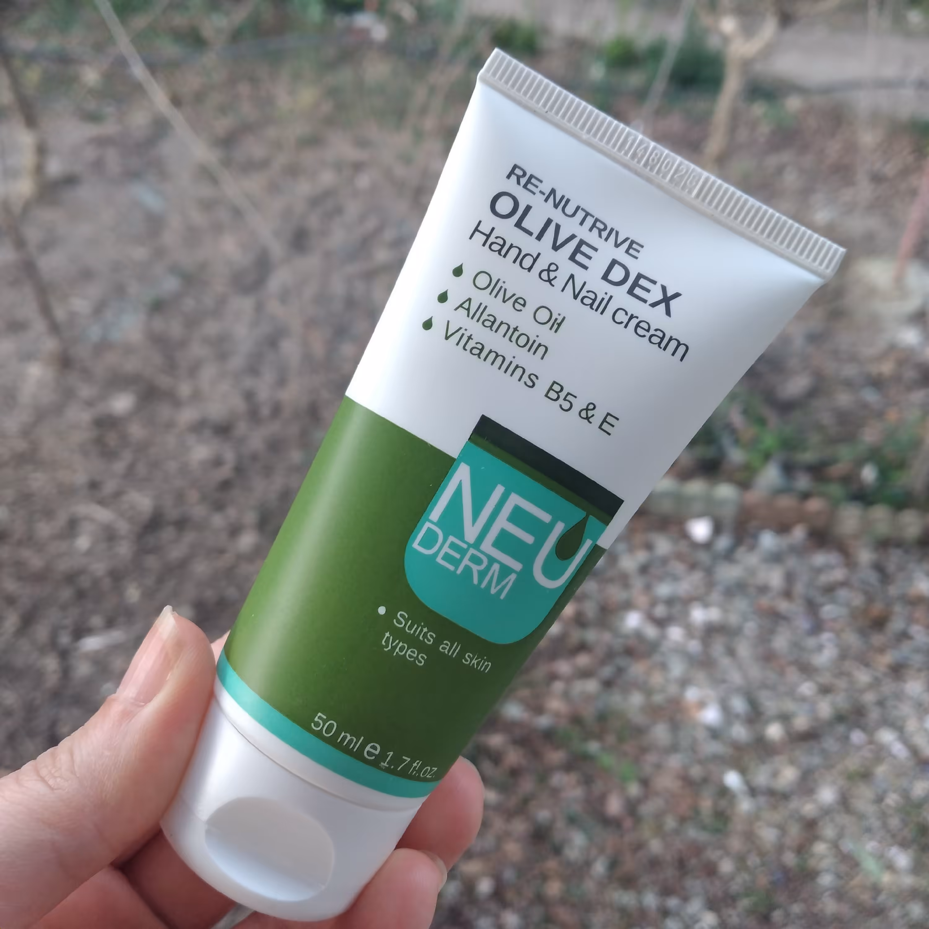 کرم دست و ناخن زیتون نئودرم 50 میل (کرم مرطوب کننده دست تیوپی)