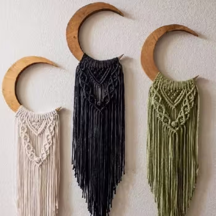 شیک و ساده، دیوارکوب مکرومه هلال ماه ،رنگ آبی و سورمه ای ،شیری ،سفید ،سبز با چوب ام دی اف  