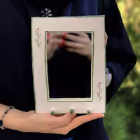 آینه دستساز سرامیکی جاکلیدی دار. لعابکاری شده و قابل شستشو.پخته شده در دمای بالای1000درجه