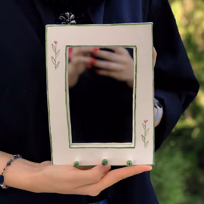 آینه دستساز سرامیکی جاکلیدی دار. لعابکاری شده و قابل شستشو.پخته شده در دمای بالای1000درجه