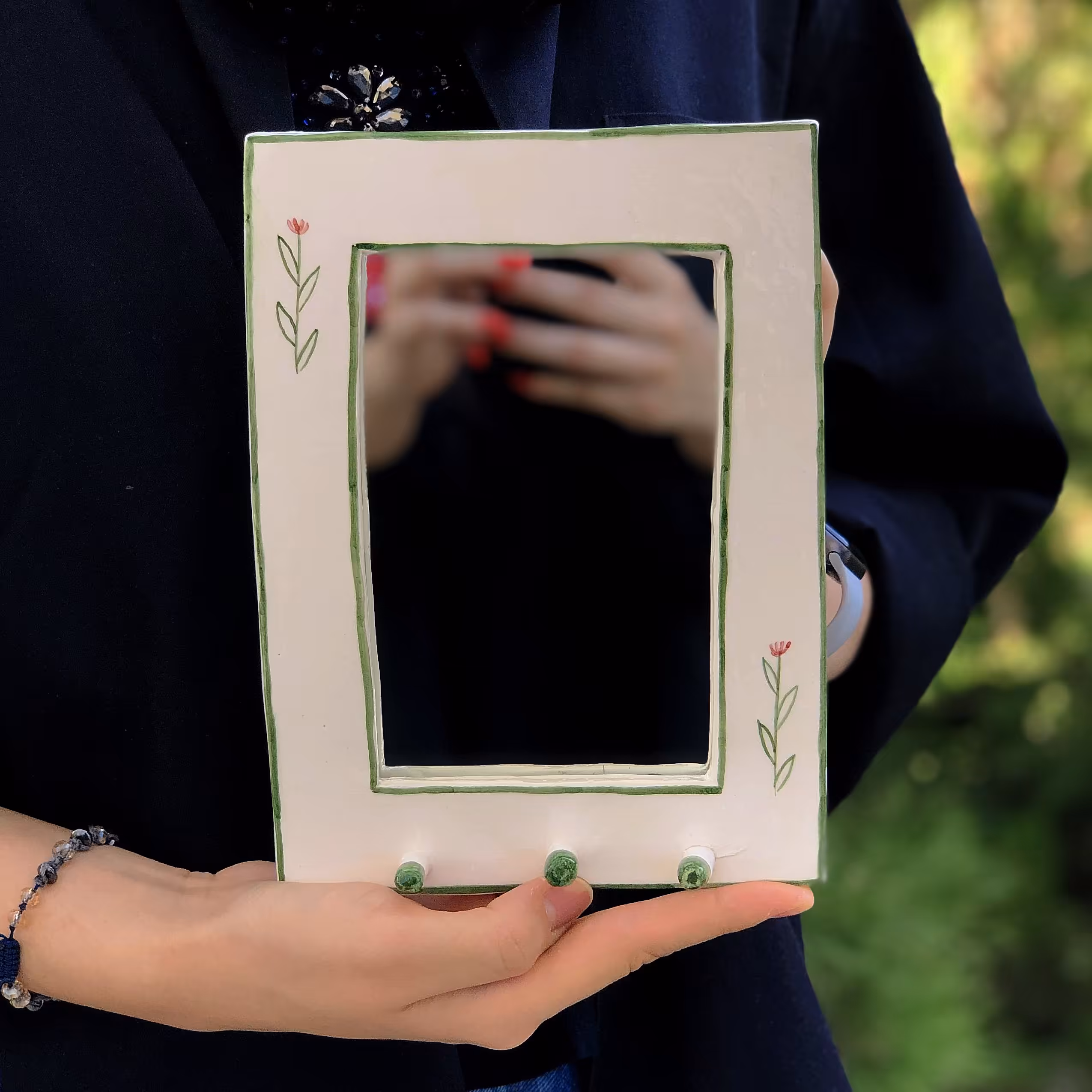 آینه دستساز سرامیکی جاکلیدی دار. لعابکاری شده و قابل شستشو.پخته شده در دمای بالای1000درجه